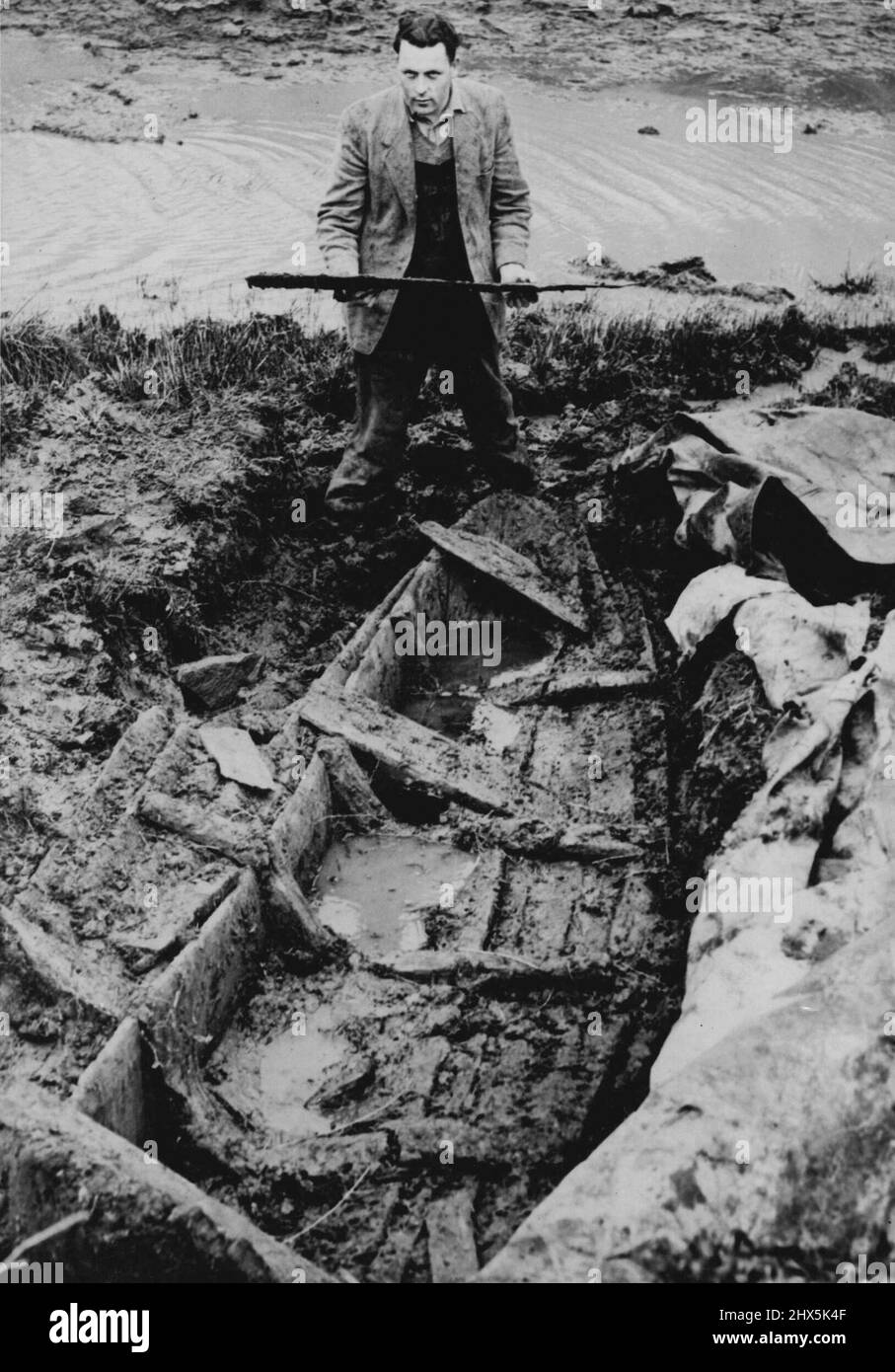 Test contatore Geiger per stabilire l'età della barca Kentmere -- Un contatore geoger deve essere utilizzato per stabilire l'età della 'Kentmrere Boat' una reliquia archeologica scoperta lo scorso maggio in un lago asciutto vicino Kentmere, Westmorland da Leslie Ridding, un dipendente della Cape Asamianto Company. La barca, lunga 14ft., a fondo piatto, con poppa rotonda e arco sagomato, ha creato grande interesse tra gli storici navali e si pensa che possa essere datata dalla conquista normanna. Per la prova di geiger, un pezzo dello scafo sarà sottoposto alla prova 'Carbon 14' con l'apparecchiatura Now fabbricata a Harwell e. Foto Stock