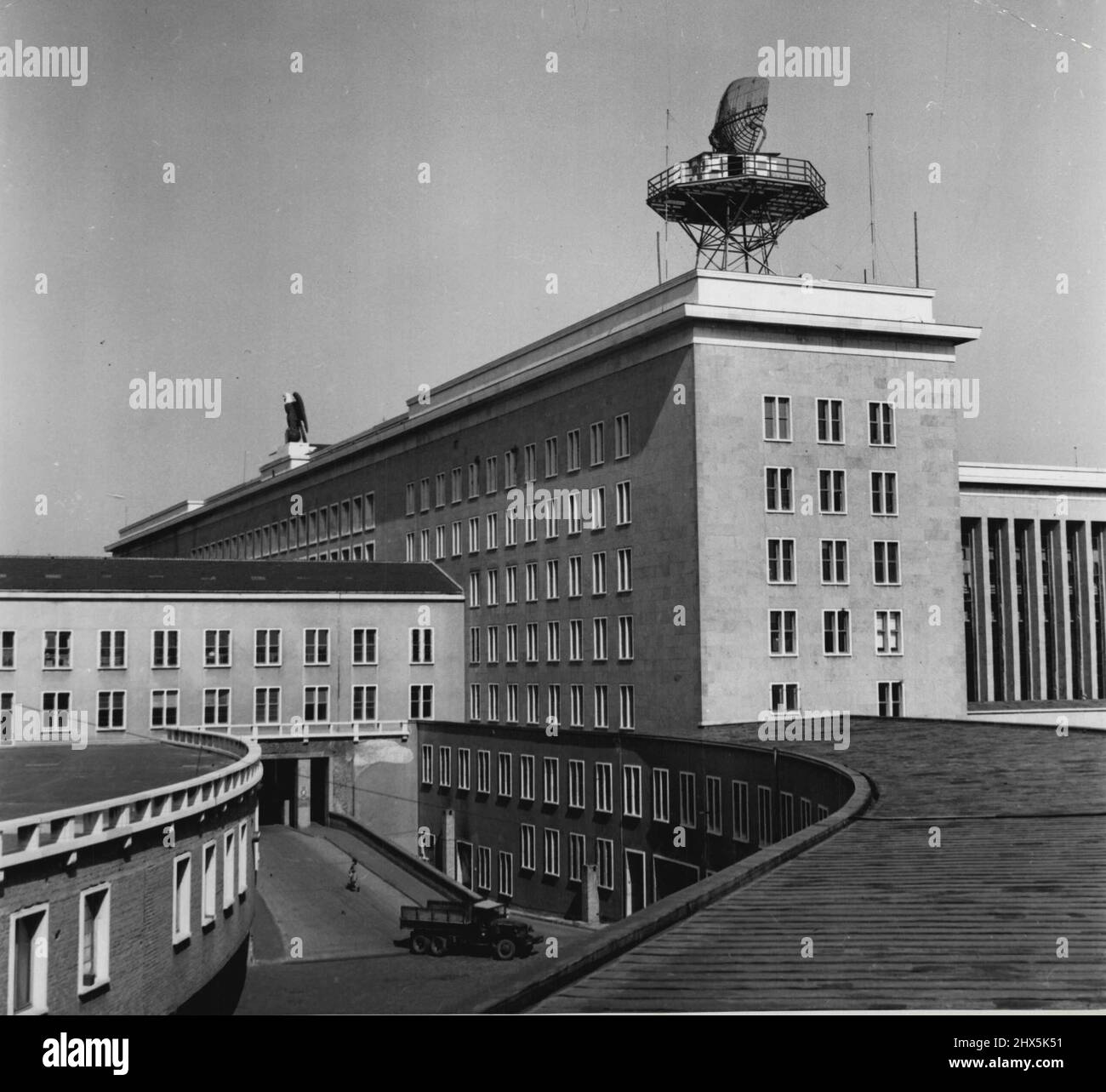 Segreto dell'Airlift -- l'edificio amministrativo a Tempelhof è di dimensioni-edificio Pentagono, e sulla sua sommità è arroccato l'antenna 'mulino a vento', che tutti i berlinani possono vedere, ma pochi hanno capito il suo scopo. Maggio 06, 1949. (Foto di ACME). Foto Stock