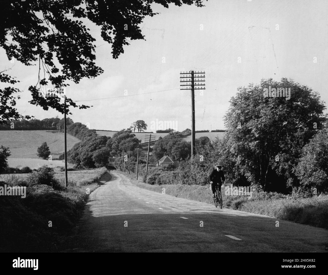Una Contea inglese -- Un pollo vi è stato condannato, la legge è stata rispettata e PC Symons ***** È venuto Broadway avendo fatto il suo lavoro bene. Settembre 07, 1951. (Foto della fotografia ufficiale britannica). Foto Stock