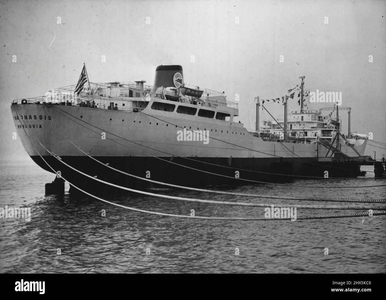 Il Tanker più grande del mondo arriva nel Tamigi -- Una vista generale della 'Tina Onassis' al suo Borth a Purfleet, Essex. La petroliera da 43.000 tonnellate 'Tina Onassis' è arrivata nel Tamigi ed è ormeggiato a Purfleet, Essex. Lunga oltre 750ft anni, è la più grande petroliera del mondo e prende il nome dalla figlia di un armatore greco. La nave, costruita in Germania, ha portato un carico di petrolio dal Golfo Persico ed è ora in prestito ad una compagnia petrolifera britannica. La 'Tina Onassis', che ha impiegato 15 mesi per costruire, è anche il più grande vascello per salire sul Tamigi - il più grande precedente è il Foto Stock