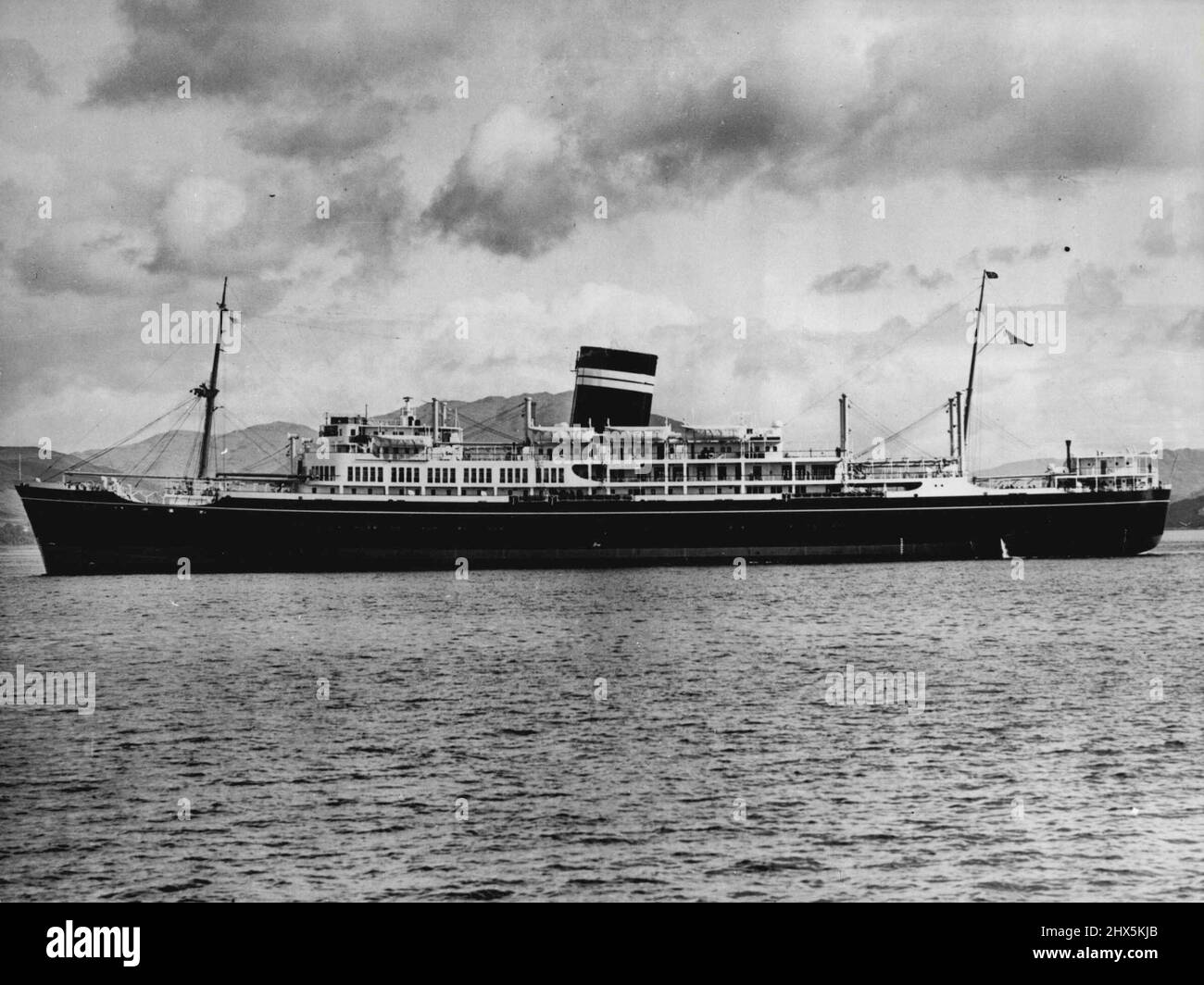 Un vaporetto lanciato in una Gale -- Una nuova nave a vapore da 15, 000 tonnellate ha incontrato la sua prima balla un minuto dopo che è stata lanciata sul Clyde a Glasgow. Lei è l'Uganda della British India Steam Navigation Company e viene qui raffigurata come lei è spazzata attraverso il fiume dal primo 'grande colpo' delle galere che hanno spazzato la Scozia con venti fino a 65 e 120 miglia all'ora. Proprio come l'Uganda scivolò lungo lo skipway, i venti la colsero. I rimorchiatori non erano ancora collegati. Fu soffiata, inchinata prima, di nuovo alla fine delle vie di lancio e rimase bloccata in posizione per 20 minuti prima di essere liberata. Foto Stock