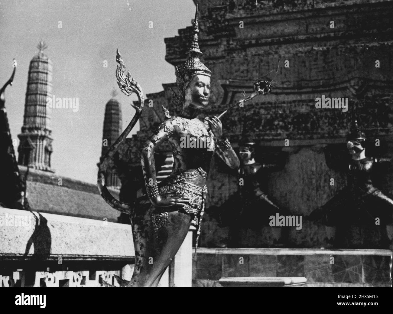 Thailand Glaces : Un 'drago' decorativo che adorna il Wat Pulakeo, tempio del culto reale a Bangkok. Novembre 16, 1942. (Foto di J.P.L. Foto). Foto Stock