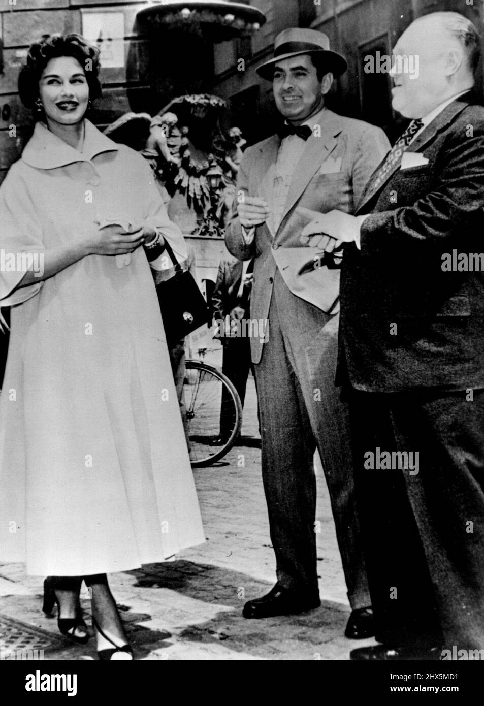Tyrone Power e Linda Christian a Roma -- Tyrone Power e sua moglie Linda Christian hanno fatto una visita a Roma a sorpresa. Linda Christian si aspetta presto un secondo bambino. Maggio 15, 1953. (Foto di Paul Popper Ltd.). Foto Stock