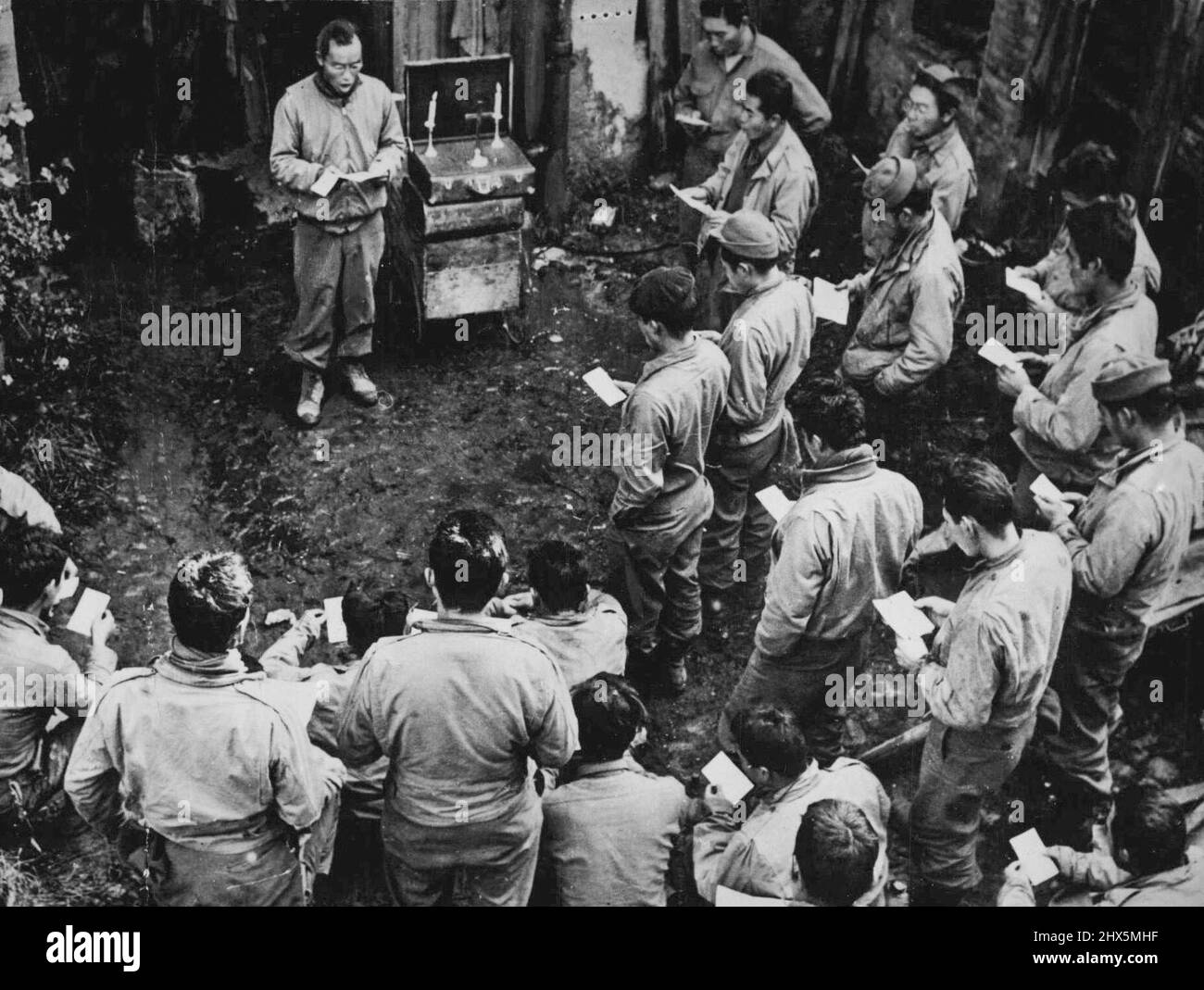 Soldati americani di giapponese Descent tenere Chiesa servizi in Francia -- guidato da un membro della loro società, soldati americani di discesa giapponese tenere chiesa cristiana servizi al di fuori del loro billet in Francia. La croce e due candele fanno parte del portatile ***** trasportato nella valenza su cui riposano. Principalmente volontari, molti giovani americani di ascendenza giapponese hanno vinto lode per il coraggio sotto fuoco mentre combattono con l'esercito degli Stati Uniti. Intensamente fedeli al paese di nascita, hanno espresso la volontà di servire in Europa o nel Pacifico. Detto uno: 'Finchè Foto Stock