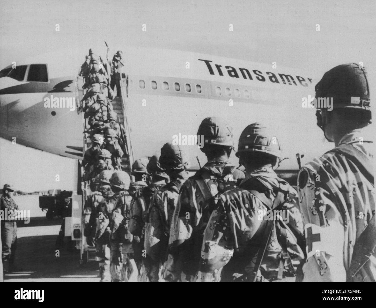I membri della divisione US 24th fanteria circa 1.300 uomini, iniziano a salire a bordo di aerei per volare in Egitto per prendere parte all'operazione Brightstar. Si uniranno alle truppe provenienti dall'Egitto, dall'Oman, dalla Somalia e dal Sudan nell'esercizio (Horz). Novembre 09, 1943. (Foto di AAP Photos). Foto Stock