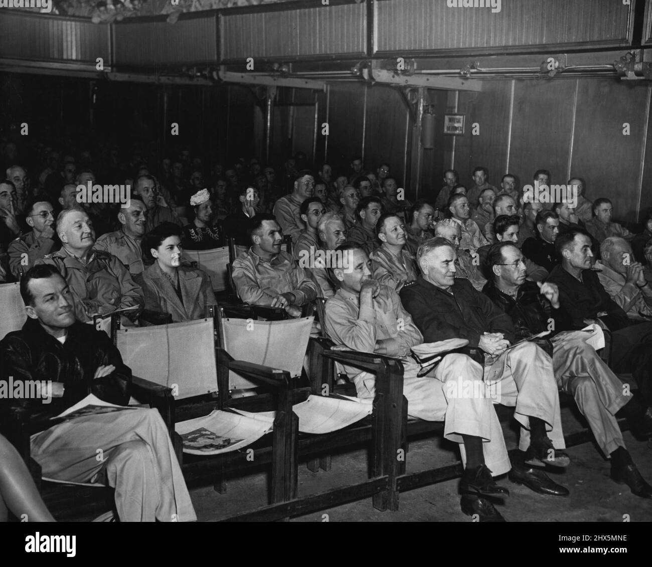 L'ammiraglio William F. Halsey, USN; il Gen. Rush B. Lincoln, USA, e il Gen. Alexander Vandergrift, USMC, erano ufficiali di alto rango presenti all'apertura della versione 'GI' di 'Brother Rat', famoso gioco di Broadway e film di Hollywood, a questa base del Pacifico del Sud. Co-diretto da Miss Helen Schoeni, Croce Rossa americana e CPL. Robert- Gordon Cook (New Bedford, Mass.) la produzione è stata un successo con le forze uniformate fin dall'inizio. La commedia, prodotta su autorizzazione di George Abbott, è stata vivificata da 10 brani di successo, scritti in particolare da CPL. Cuoco. Luglio 27, 1943. Foto Stock