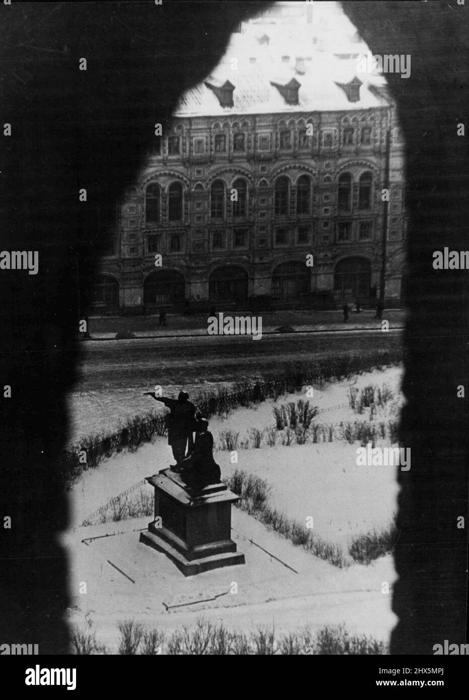 'Big ben' di Mosca. In piedi sulla Piazza Rossa di fronte alle porte Spassky del Cremlino è un pittoresco monumento a Kozma Minin e Dmitri Pozharsky, gli eroi nazionali sotto la cui guida Mosca è stato liberato da interventisti stranieri all'inizio del 17th secolo. Marzo 24, 1948. (Foto di Pictorial Press). Foto Stock