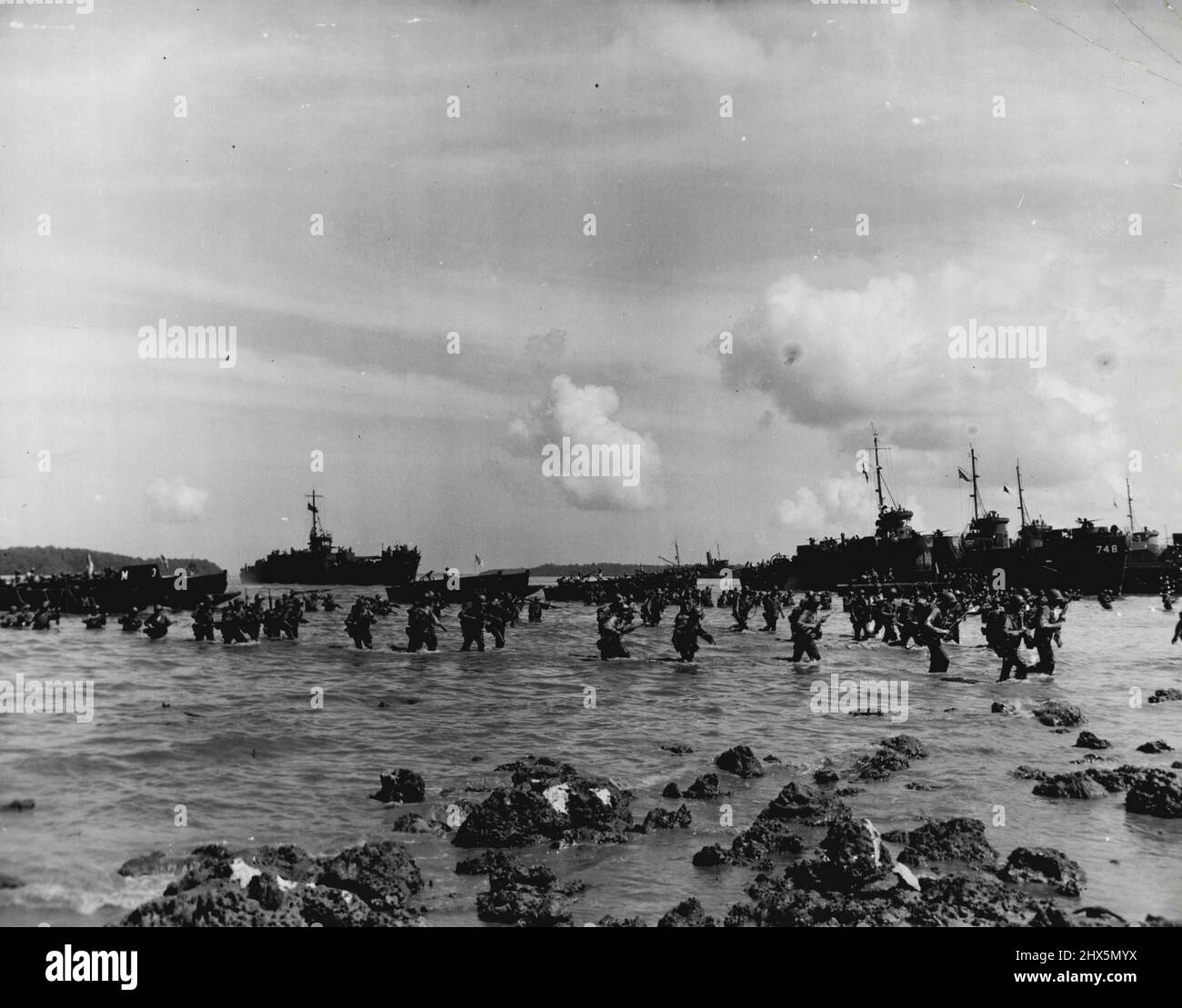 L'esercito tempesta a terra dal Navy Landing Craft sulla spiaggia ben sgusciata. Settembre 19, 1944. (Foto della Marina ufficiale degli Stati Uniti). Foto Stock