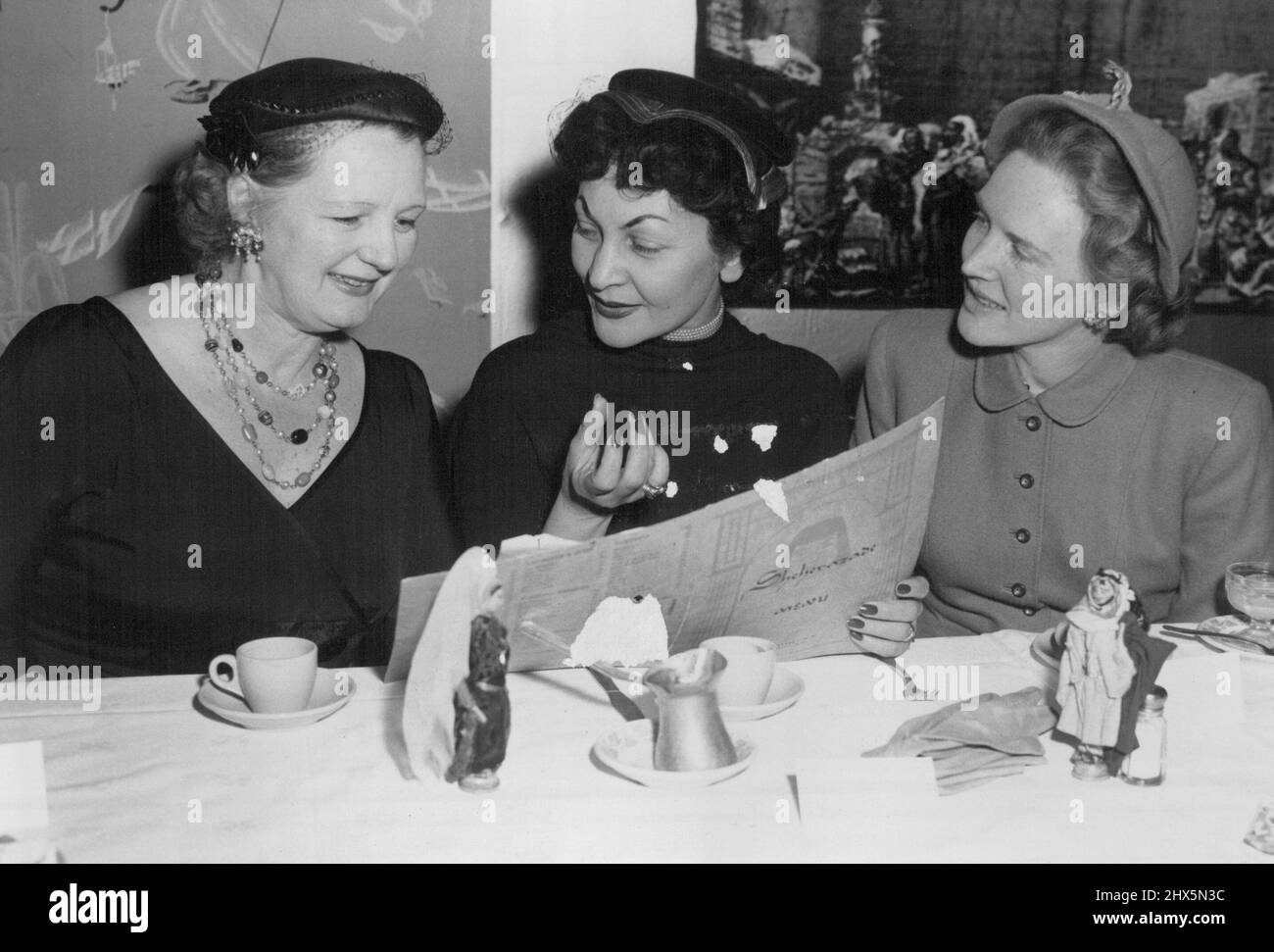 1954 - un altro anno di progresso -- è mostrata a Washington, D.C., con la sig.ra Carroll Kearns (sinistra), presidente della Federazione Nazionale delle donne repubblicane, un'organizzazione politica, e la sig.ra Edward L.R. Elson, moglie di un ministro di spicco nella capitale degli Stati Uniti. Sottolineando la comunità di interesse tra i cittadini del mondo libero, le donne leader di molti paesi hanno attraversato il globo nel 1954 per scambiare conoscenze ed esperienze come contributo alla comprensione e all'amicizia reciproche. Uno di questi illustri viaggiatori fu Nadme Doria Shafik, d'Egitto, che tenne una lezione di sei settimane Foto Stock