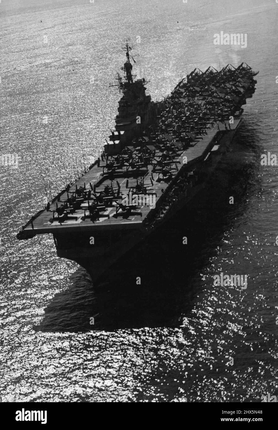 Vettore americano a Portsmouth su Good Will Voyage. Maestoso su un mare scintillante, il vettore aereo degli Stati Uniti 'Valley Forge' - aerei allineati sul suo ponte di volo si avvicina a questa base navale britannica per un soggiorno di una settimana sulla sua crociera intorno al mondo. Con la sua scorta di due cacciatorpediniere - il William C. Lawe e il Lloyd Thomas - il vettore ha coperto 28.000 miglia del suo tour di buona volontà. Salirà per San Diego alla fine della sua visita. Maggio 06, 1948. (Foto di Planet News Ltd.). Foto Stock