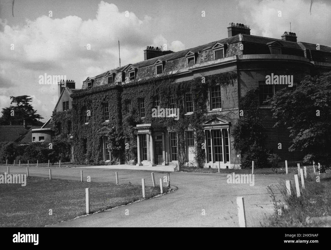 Casa per i principi -- una vista frontale di Sunninghill Park, suggerita come possibile casa per la principessa Elizabeth e Lieut. Phillip Mountbatten dopo il loro matrimonio. La tenuta di acri che confina con il rececourse ascot e il Windsor Great Park, è stata suggerita come una casa per la principessa Elisabetta di H.R.H. dopo il suo matrimonio con Lieut. Phillip Mountbatten, R.N. La casa, acquisita dalla Corona nel gennaio 1945, è stata recentemente occupata da un'unità di manutenzione R.A.F., ora in ordine di abbandono. Luglio 13, 1947. (Foto di Reuterphoto). Foto Stock