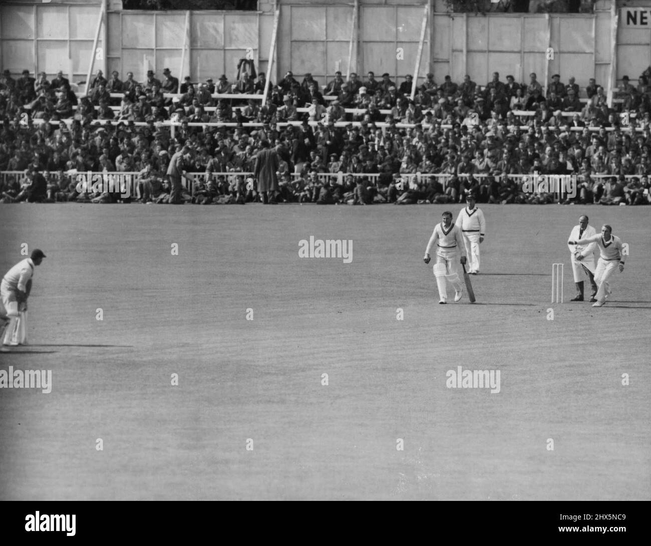 Benaud ne invia uno giù. R. Benaud, Australia, bocce al capitano del worcestershire R.E. Bird, nel primo giorno di gioco tra il lato touring e worcestershire oggi 29 aprile. In piedi al wicket del bowler è D. Kenyon che ha segnato 117 non fuori. Uccello fatto 76. Worcestershire ha concluso la partita del giorno 246 per tre wickets. Aprile 29, 1953. (Foto di stampa associata). Foto Stock