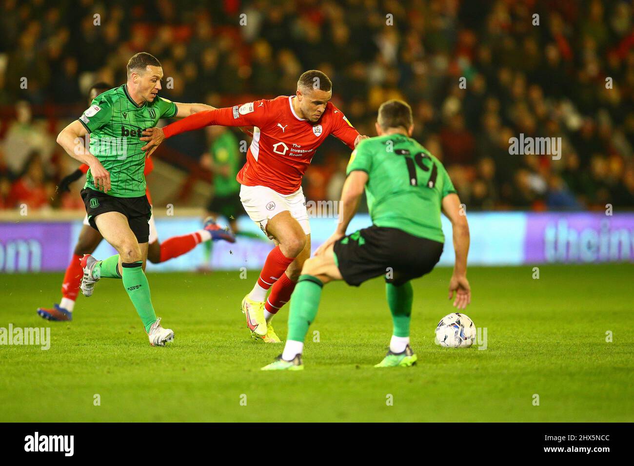 Oakwell, Barnsley, Inghilterra - 8th marzo 2022 Carlton Morris (14) di Barnsley tiene James Chester (5) di Stoke - durante il gioco Barnsley v Stoke City, Sky Bet EFL Championship 2021/22, a Oakwell, Barnsley, Inghilterra - 8th marzo 2022, Credit: Arthur Haigh/WhiteRosePhotos/Alamy Live News Foto Stock