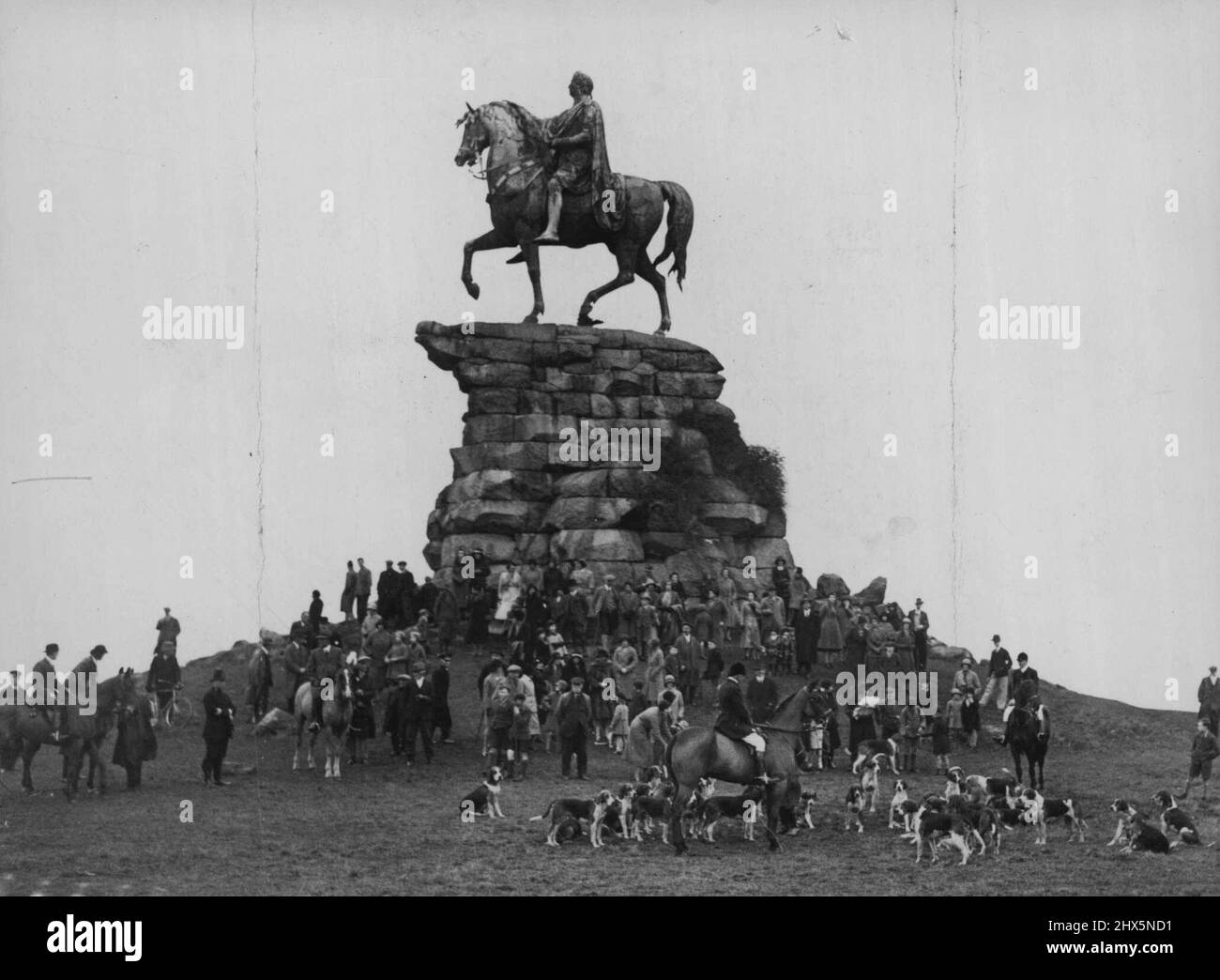 La famosa statua equestre di Giorgio III nel Windsor Great Park, Berks, è ora il luogo d'incontro per il Garth Foxhounds. Gennaio 23, 1933. (Foto di Sport & General Press Agency Limited). Foto Stock