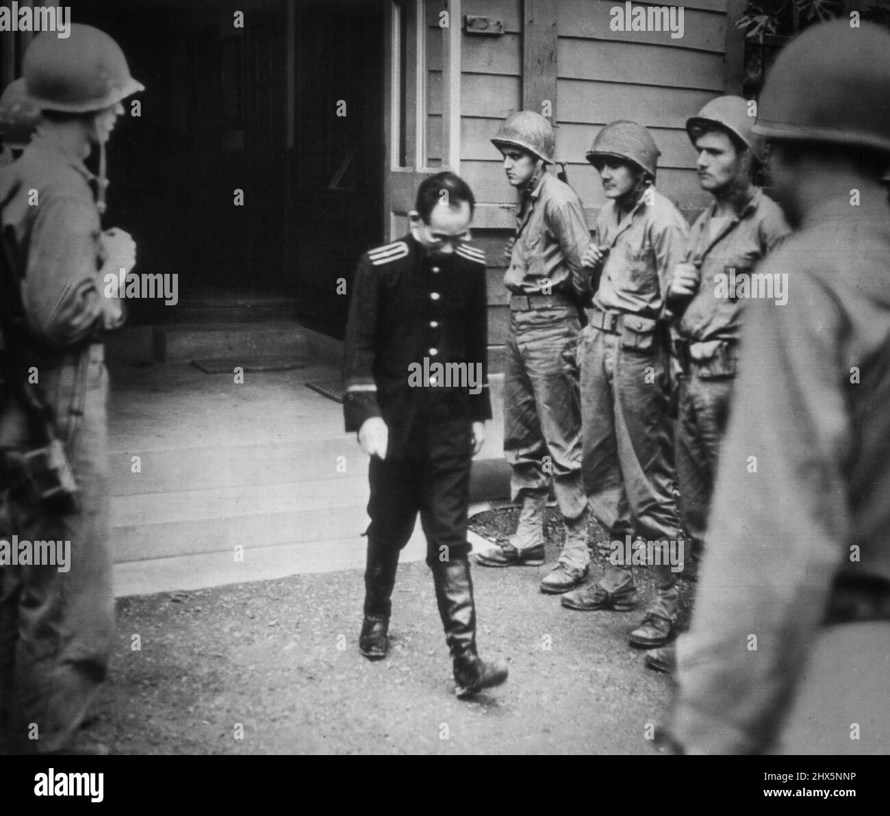 Head Bowed, questo ufficiale di polizia giapponese, lascia la stazione di Uraga Village, Giappone, tra le file dei Marines degli Stati Uniti, come il suo posto è posto sotto il controllo delle forze di occupazione. Ottobre 04, 1945. (Foto di AP Wirephoto). Foto Stock