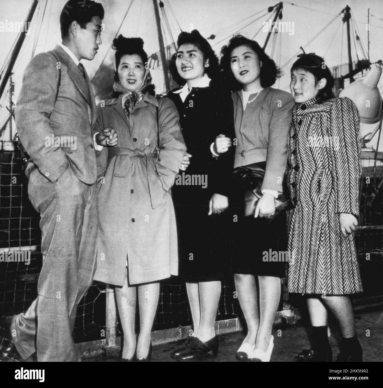 Hiroshima Bomb Survivor raggiungere gli Stati Uniti - cinque sopravvissuti del bombardamento atomico Hiroshima stand dalla ferrovia della SS Marine adder al momento di arrivare qui oggi. Da sinistra a destra: William Fujimura, Samiye Uzuki, Dorothy Fujimura, Chiyoko Nishioka e Taeko Toyoji. Tutti erano andati in Giappone per visitare o frequentare la scuola poco prima della guerra. Chiyoko Nishioka è stato solo uno ferito dall'esplosione, con ustioni da radiazioni su viso, collo, braccia e gambe. Survivor bomba -- cinque sopravvissuti all'attentato atomico Hiroshima arrivano a San Franceso. Erano andati a Jpan per visitare o per finire la scuola poco prima della guerra. Foto Stock