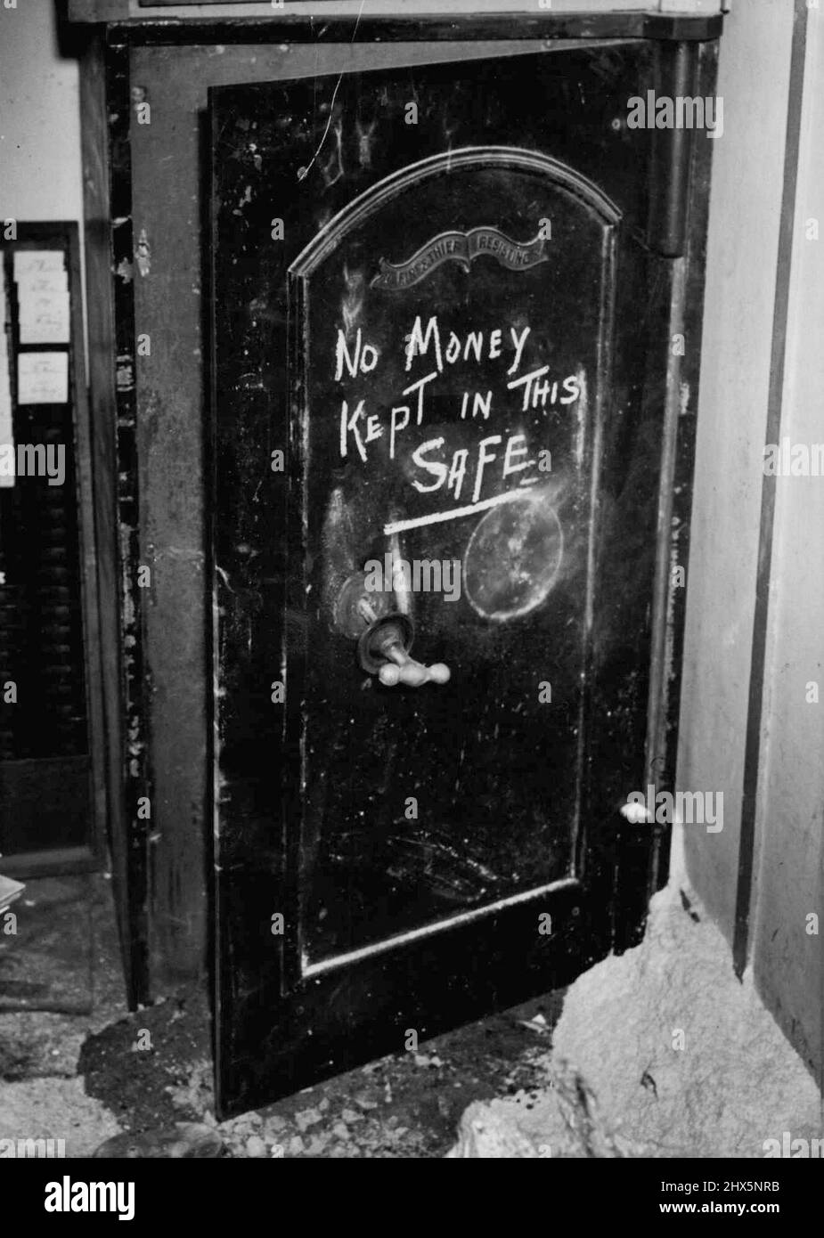 Scritto in gesso su una cassaforte che era marrone a Byrne Dairy ***** giusto. Non c'erano soldi in questa cassaforte, non c'erano soldi nella cassaforte. Gennaio 01, 1946. Foto Stock