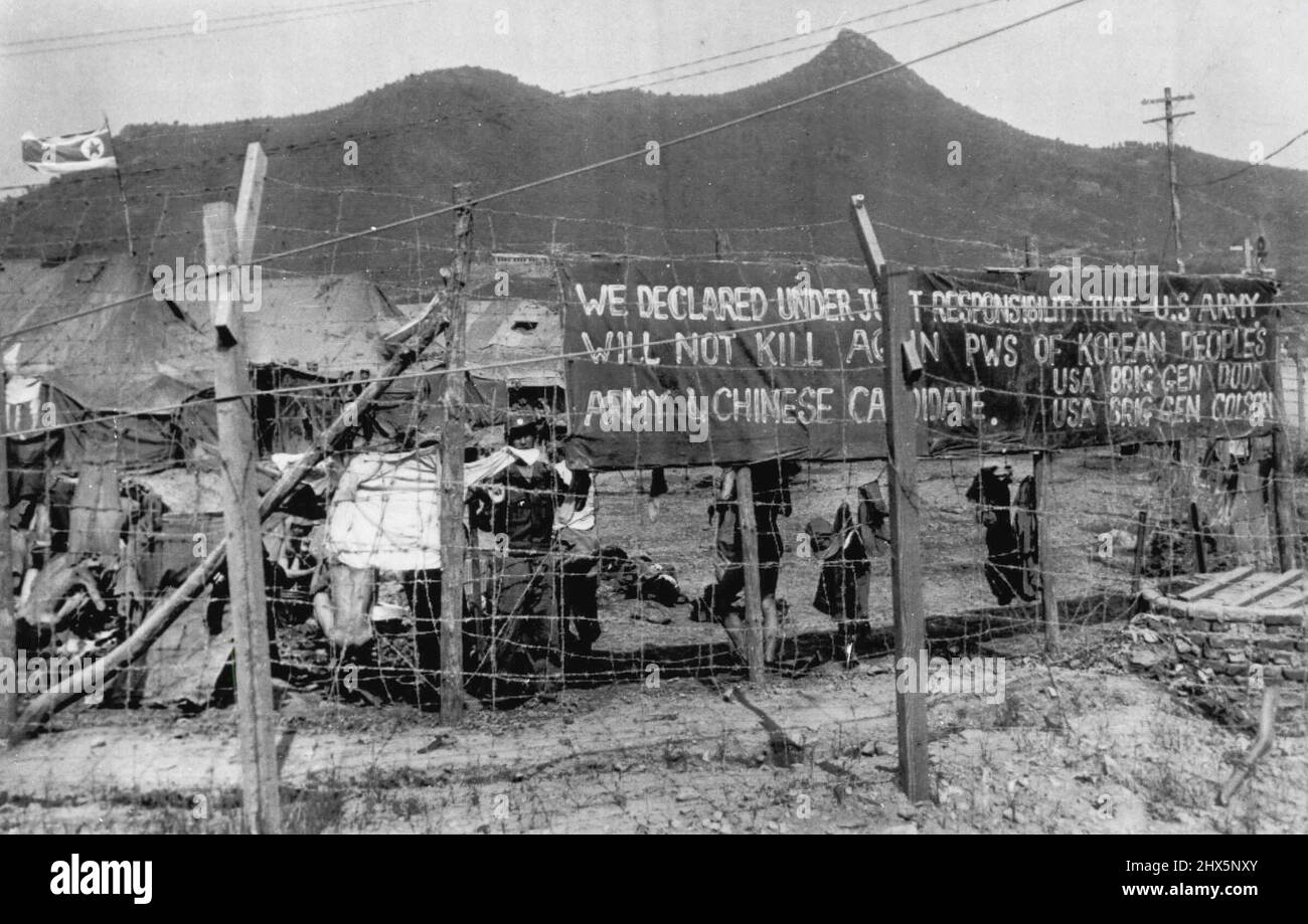 I comunisti salutano i Corrispondenti con segno -- questo segno, dipinto dai prigionieri di guerra comunisti, salutò i corrispondenti quando furono autorizzati a visitare il composto 76 sull'isola di Koje dove il comandante del campo di prigionia, Briga. Il Gen. Francis T. Dodd è stato tenuto prigioniero per 78 ore prima di essere rilasciato indanneggiato. Il segno recita: "Dichiariamo sotto la responsabilità congiunta che l'esercito degli Stati Uniti non ucciderà di nuovo la pws dell'esercito del popolo coreano e del candidato cinese, USA Briga. Dodd. Gen. USA Brig. Gen. Colson." I funzionari dell'esercito degli Stati Uniti non hanno offerto alcuna spiegazione del segno. Il generale Colson fu posto al comando del campo dopo Foto Stock