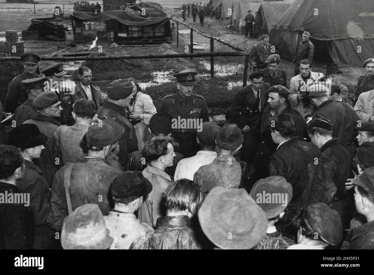 Governatore militare britannico in Germania a R.A.F. Aeroporto durante il blocco russo di Berlino -- il generale Sir Brim Robertson, il governatore militare britannico in Germania, parlando con i lavoratori tedeschi in attesa di scaricare treni alimentari che portano forniture a Wunsdorf la base aerea R.A.F. nella zona britannica, da dove l'aereo vola le forniture di cibo a Berlino. Ogni aeromobile 'York' trasporta un carico di circa otto tonnellate. Ora riconosciuta come la più grande operazione di fornitura di aria al mondo di tutti i tempi, la Royal Air Fore sta ora volando un certo numero di aerei 'York' a quattro-engined nella città con il cibo prezioso Foto Stock