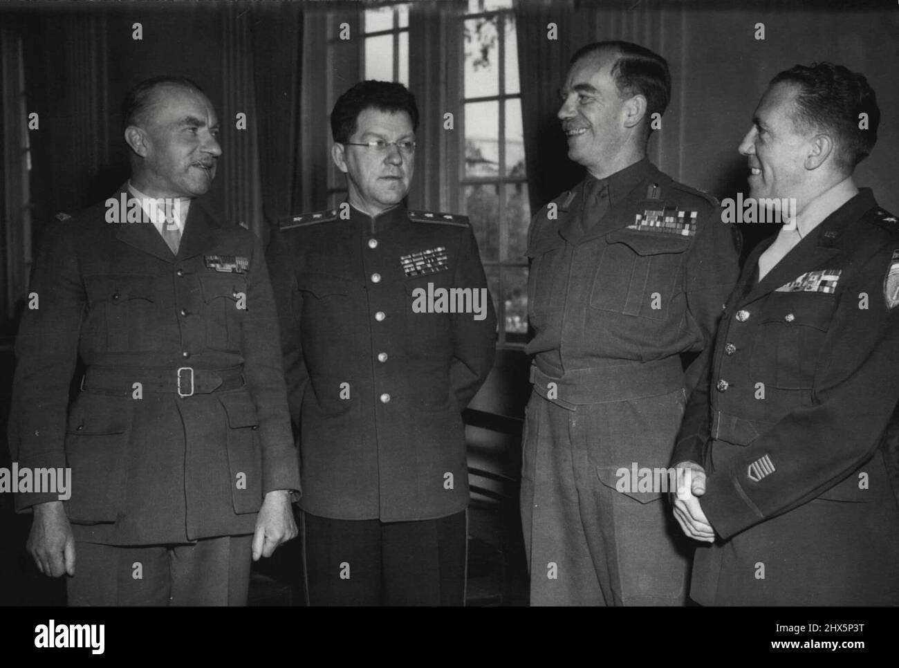 Comitato di coordinamento del Consiglio di controllo alleato a Berlino -- Classifica dei membri del comitato di coordinamento durante l'apertura del comitato di coordinamento del Consiglio di controllo alleato, maggio 28. Da sinistra a destra, sono: Generale della Brigata Bapst & rappresentante la Francia, Rappresentante sovietico Lt. Gen. M. I. Fativin & Vice Governatore militare; Rappresentante britannico, Lt. Gen. Sir Brian Robertson, Vice Governatore militare; Rappresentante degli Stati Uniti Maj.-Gen. Frank A. Keating, vice governatore militare. Maggio 30, 1947. (Foto di stampa associata). Foto Stock