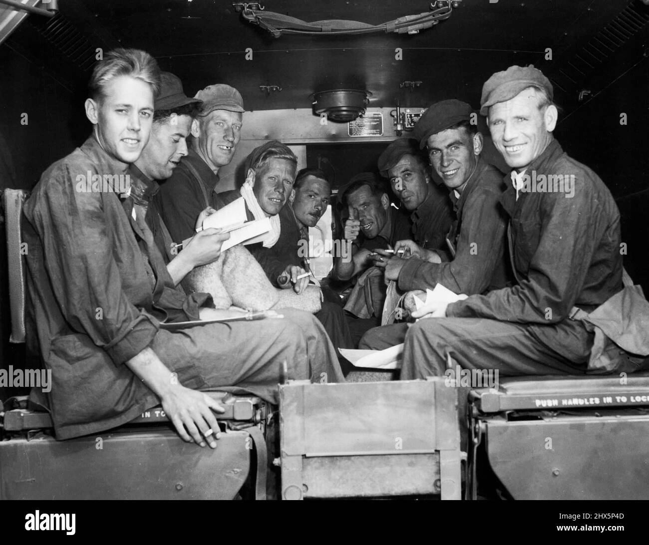 Happy Englishmen -- truppe britanniche rimpatriato 6 agosto. A Panmunjom, sedersi in fondo ad un'ambulanza ONU in attesa del viaggio a Freedom Village. Da sinistra a destra: Pvt. Derrick Ackroyd, Guilstead Bingley, Yorkshire; William Smith, George Smith, Herringhorne, Rotherham; Bob Parker; L/Cp Allen McKell, Glasgow, S.W.3; Rflm Edward English, contea di Lisborn, Antin, Irlanda del Nord; Rflm Pat Morgan di una contea di Lisburn, Antrim, Irlanda del Nord; Pvt. Frank Morrell, Abroathangus, Scozia, e Felix o'Hanlon. Agosto 8, 1953. (Foto di stampa associata). Foto Stock