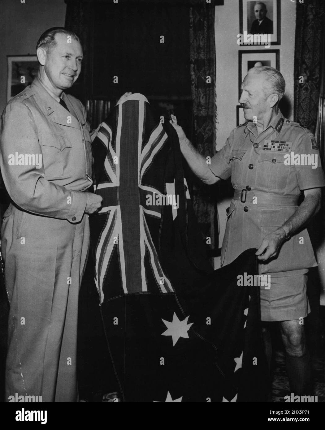 Tenente generale Sir Horace! Robertson (a destra), comandante in capo delle forze britanniche del Commonwealth in Corea, ha recentemente presentato una bandiera australiana al generale O. P. Weyland, comandante delle forze aeree dell'Estremo Oriente degli Stati Uniti, come gesto di apprezzamento per la loro stretta associazione nella campagna coreana. Sir Horace è di Melbourne, Australia. La presentazione è stata effettuata presso l'ufficio General Weyland di Tokyo. Gennaio 1, 1951. Foto Stock