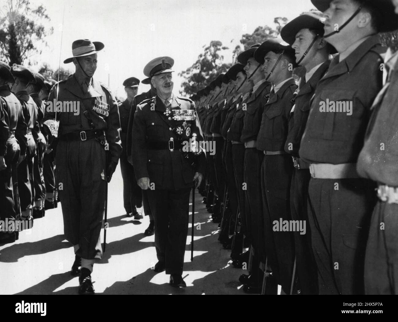 Il soldato più colorato dell'Australia, tenente - il generale Sir Horace Robertson, ha detto Arrivederci alle truppe oggi? "senza rimpianti." "Non mi dispiace lasciare l'esercito", ha detto. "Il mio pensionamento darà agli uomini più giovani la possibilità che ho avuto." Lieut. Gen. Robertson. G o C comando meridionale ed ex comandante in capo della BCOF in Giappone, stava affrontando la sua ultima parata militare. Si ritirò dall'esercito venerdì prossimo, il suo 60th compleanno. Con orgoglio prese il saluto da 2500 uomini. E diede il suo ultimo ordine quando, a voce ferma, disse alla sfilata: "Sfilata, stare facile". Ottobre 26, 1954. Foto Stock