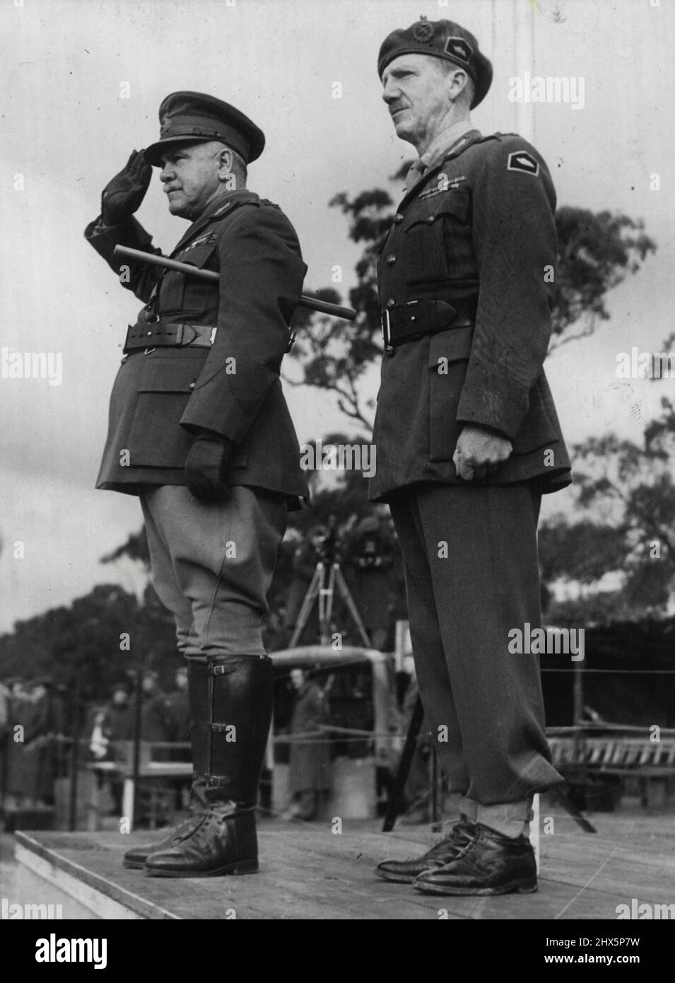 Unità di una Divisione Armored Australiana che sono state ispezionate oggi dal Generale Blamey, Comandante-in-Capo delle forze terrestri Alleate in Australia. Top: Light American Tank su un carro armato. Può essere scaricato e pronto per l'uso in tre minuti. Mezzo: Truppe di controllo del traffico che cavalcano oltre. Inferiore: Uomini addestrati e duri della divisione marzo passato. Luglio 1, 1942. Foto Stock