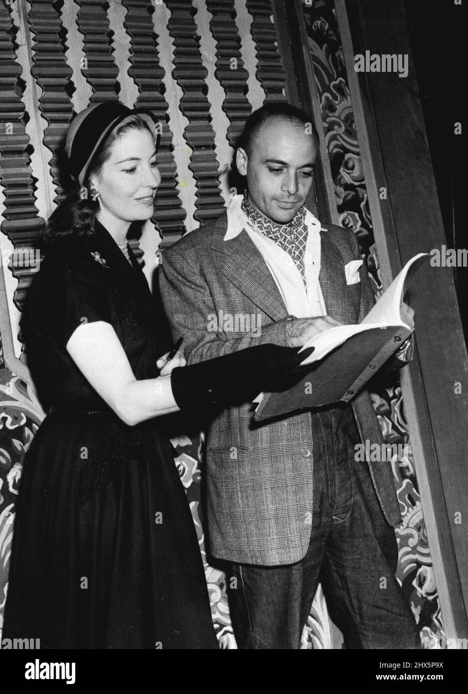 New Play in produzione - leggendo le loro sceneggiature sono Valerie Hobson e Herbert Lom alle prove di oggi. Il nuovo brano musicale 'The King and i' va in prove al Drury Lane, il gioco tratta con Siam. Settembre 03, 1953. (Foto per foto del contratto della posta giornaliera). Foto Stock