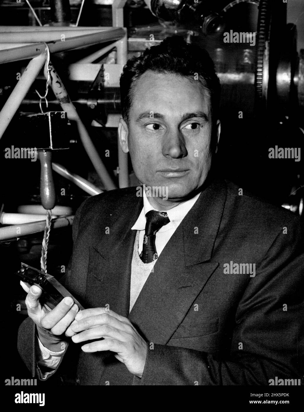 Dr. Antoni Przybylski. A 40 anni è di nuovo uno scienziato. È stato soldato, fuga POW, internee, insegnante, ingegnere, E il compagno di linesman.July 28, 1954. Foto Stock