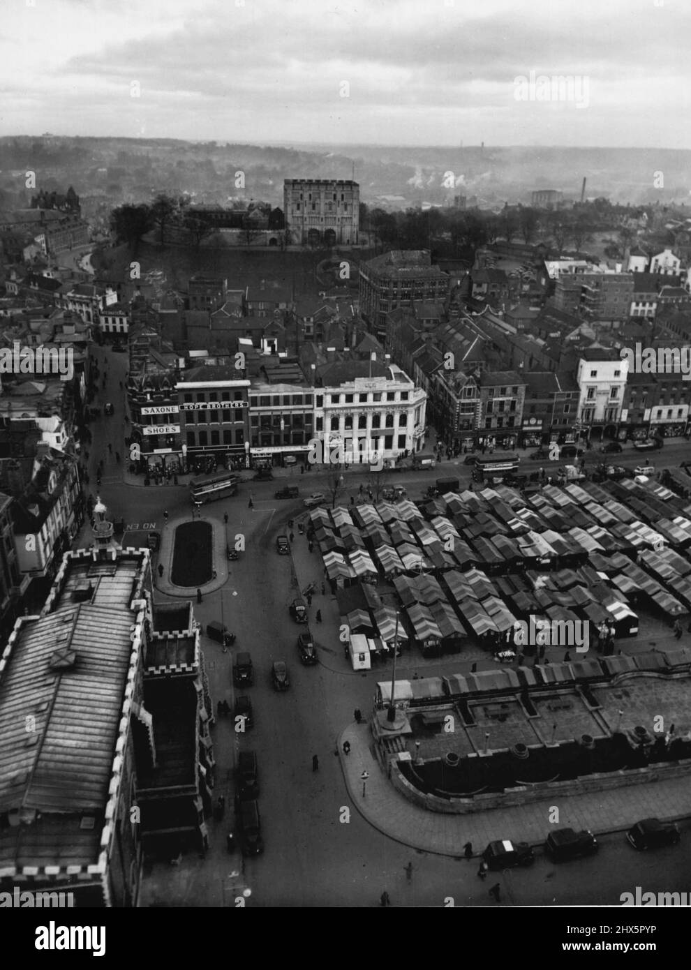 British Provincial Museums -- in piedi su un tumulo artificiale, il Castello Normanno si affaccia sull'antica città di Norwich. La struttura, che ospita uno dei più grandi musei provinciali della Gran Bretagna, è praticamente il centro di interesse geografico e culturale della città. Luglio 21, 1951. (Foto della fotografia ufficiale britannica). Foto Stock