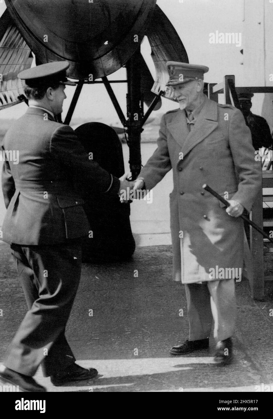 Field Marshal Smuts arriva in Gran Bretagna -- Field Marshal Smuts che viene salutato al campo d'aviazione, dove è arrivato, da Air Commodore Brackley. Field Marshal Smuts, primo ministro del Sudafrica, è arrivato in GT. La Gran Bretagna partecipa oggi alla Conferenza dell'Impero e del Commonwealth di Londra delegati a San Francisco, Conferenza Mondiale della Pace. Aprile 3, 1945. Foto Stock