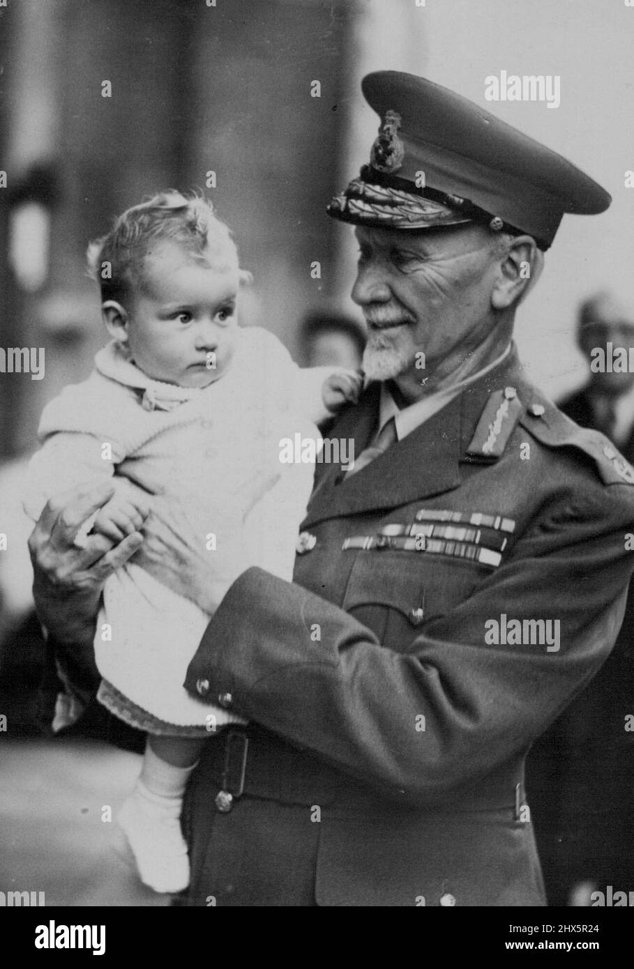 Il maresciallo di campo Smut come Padrino -- Smut del maresciallo di campo che tiene Angela nelle sue braccia dopo la cerimonia di battesimo. Il maresciallo di campo Smuts, Premier di S. Africa è diventato, questo pomeriggio, il Padrino orgoglioso di Angela Elizabeth Petrina Hugo, nato otto mesi fa, la figlia del Capitano del Gruppo e della Signora Peter H. Hugo alla Chiesa di San Giorgio, in Piazza di Hannover. Il Padre di Angela non era presente a causa della sua assenza nel teatro mediterraneo della guerra. Meglio conosciuto come 'Deutch' Hugo, questo asso sudafricano dell'aria tiene il D.S.O. e D.F.C. con 2 bar. Novembre 3, 1943. Foto Stock
