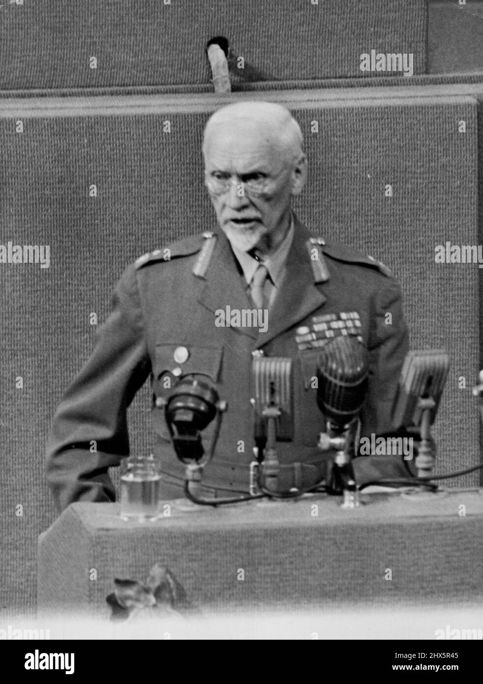 Smuts Diskes Conference -- Jan Christian Smuts, primo Ministro dell'Unione del Sudafrica, si rivolge alla Conferenza delle Nazioni Unite sessione plenaria del 1 maggio a San Francisco. Smuts è l'unico delegato che ha partecipato a questa conferenza che è stato uno dei formatori originali della Lega delle Nazioni. Aprile 5, 1945. (Foto di stampa associata). Foto Stock