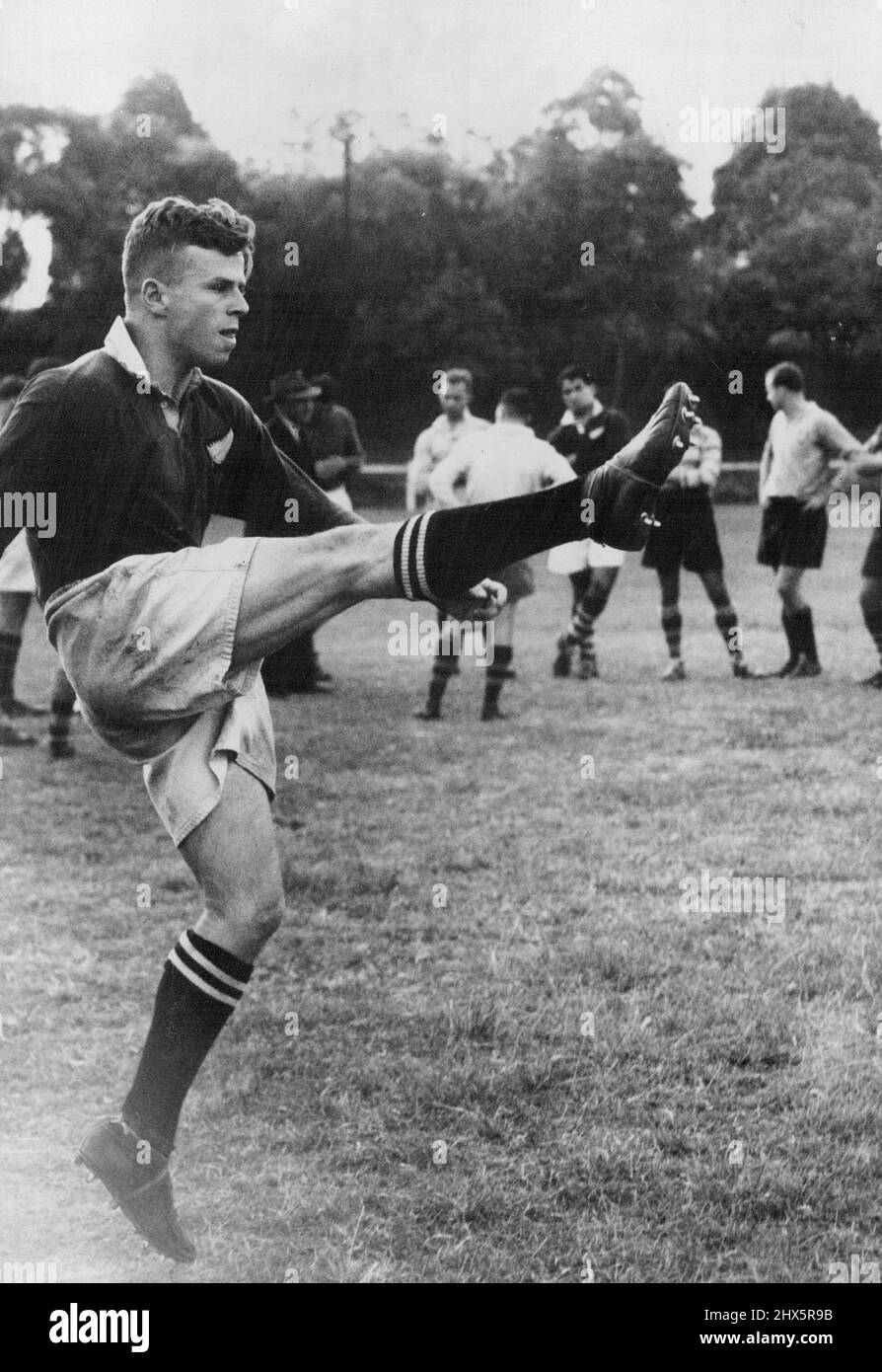 J. Solomon, capitano della squadra dell'Unione di Stato che punisce durante la pratica all'ovale dell'università. Aprile 27, 1953. (Foto di Peter Leyden). Foto Stock