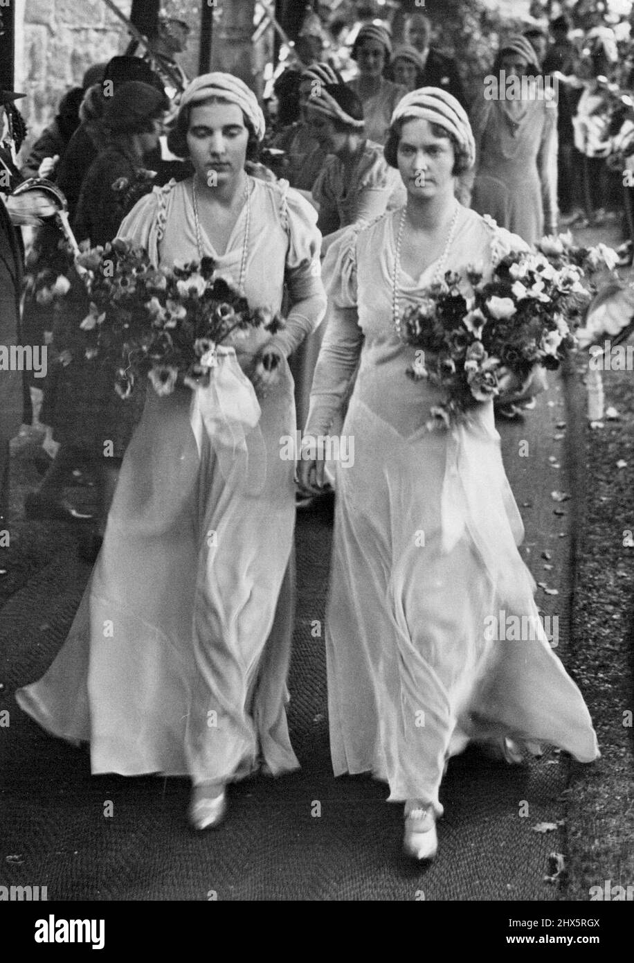 Matrimonio di Lady May Cambridge - Principessa Ingrid di Svezia (a sinistra) e Principessa Sibylla di Saxe-Coburg-Gotha, arrivando per la cerimonia. Erano due delle bridesmaids. Gennaio 06, 1932. (Foto di Central News). Foto Stock