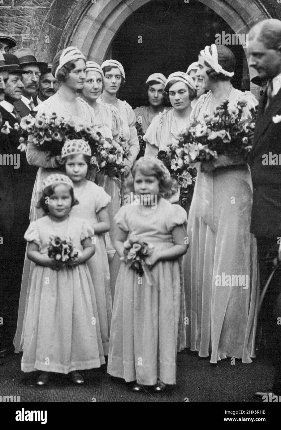 Village Wedding of Lady May Cambridge - le tre piccole bridemaid sono la principessa Elizabeth, Lady Mary Cambridge, e la signorina Jennifer Bevan, e alle spalle sono la principessa Ingrid di Svezia, la principessa Sybille di ***** -Coburg-Gotha, Lady Alice Scott, on. Imogen Rhys, Miss Cathleen Allington, Miss Wenefryd Tabor, La signorina Verona Seymour e la signorina Phyllis Seymour Holm. Gennaio 06, 1932. (Foto di Central News). Foto Stock