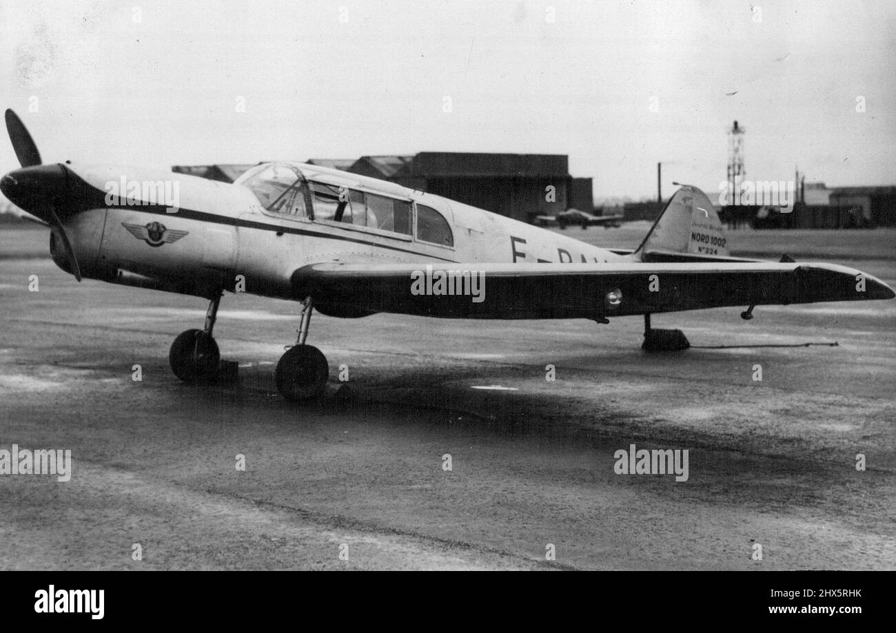 L'aereo di Smertenko sul tarmac all'Aerodromo di Croydon. Il professor Johan Smertenko, vicepresidente del Comitato americano per la Palestina libera, ha sfidato il divieto del British Home Office di entrare in Gran Bretagna e sbarcato a Croydon Aerodrome, Londra, da Parigi in un aereo francese a noleggio privato. Egli ha detto che, a causa dell'intervento delle autorità britanniche, nessuna compagnia aerea gli avrebbe venduto un biglietto. Lo scopo della sua visita, ha spiegato, era quello di concludere affari personali e organizzativi e di prendere possesso di proprietà personali per la rimozione negli Stati Uniti. Smertenko era dentro Foto Stock