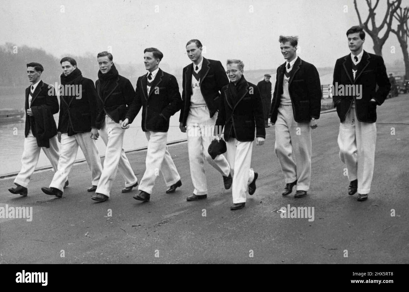 University Boat Race: L'equipaggio di Oxford arriva a Putney -- l'equipaggio di Oxford sul sentiero di alzaia prima della loro prima uscita. Il secondo da sinistra è A.R. Smith, l'australiano n° 2 nella barca di Oxford, Smith è di Melbourne G.S. e Merton. L'equipaggio dell'Università di Oxford ha ora preso i loro quartieri vicino a Londra per le fasi finali del loro addestramento sul Tamigi in preparazione per la gara annuale della barca contro Cambridge. Febbraio 28, 1951. (Foto di Sport & General Press Agency Ltd.). Foto Stock