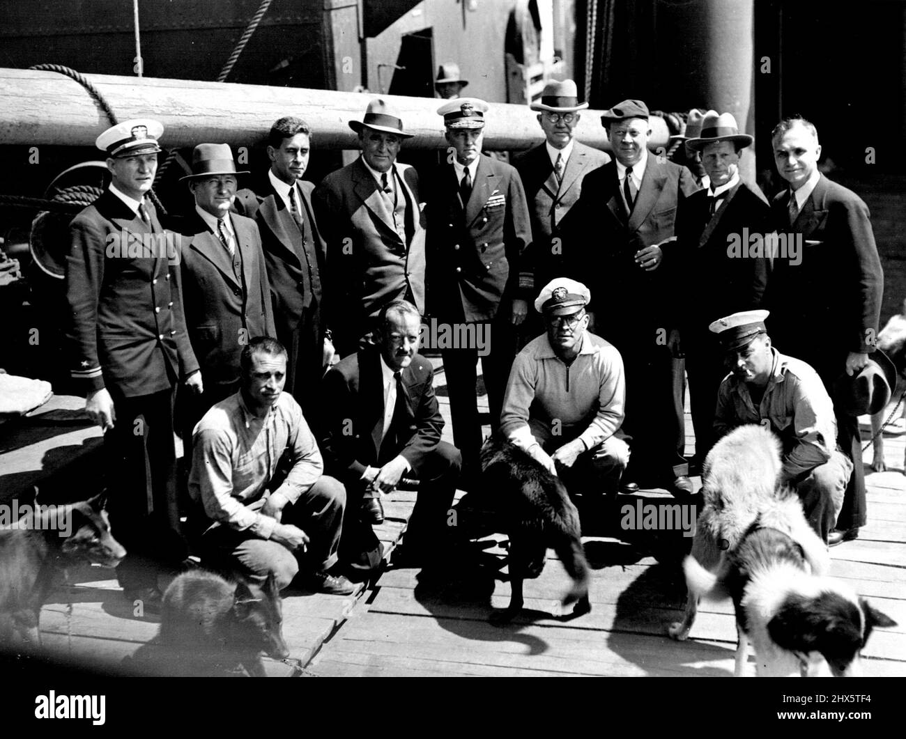 Byrd e alcuni ufficiali sono accolti a Wellington dal rappresentante del Governo. (Sig D. Ardell) (a sinistra di Byrd) e il consiglio Americano, il Sig. Calvin Hitch (a destra di Byrd). Giugno 3, 1934. (Foto di Charles P.S Boyer). Foto Stock