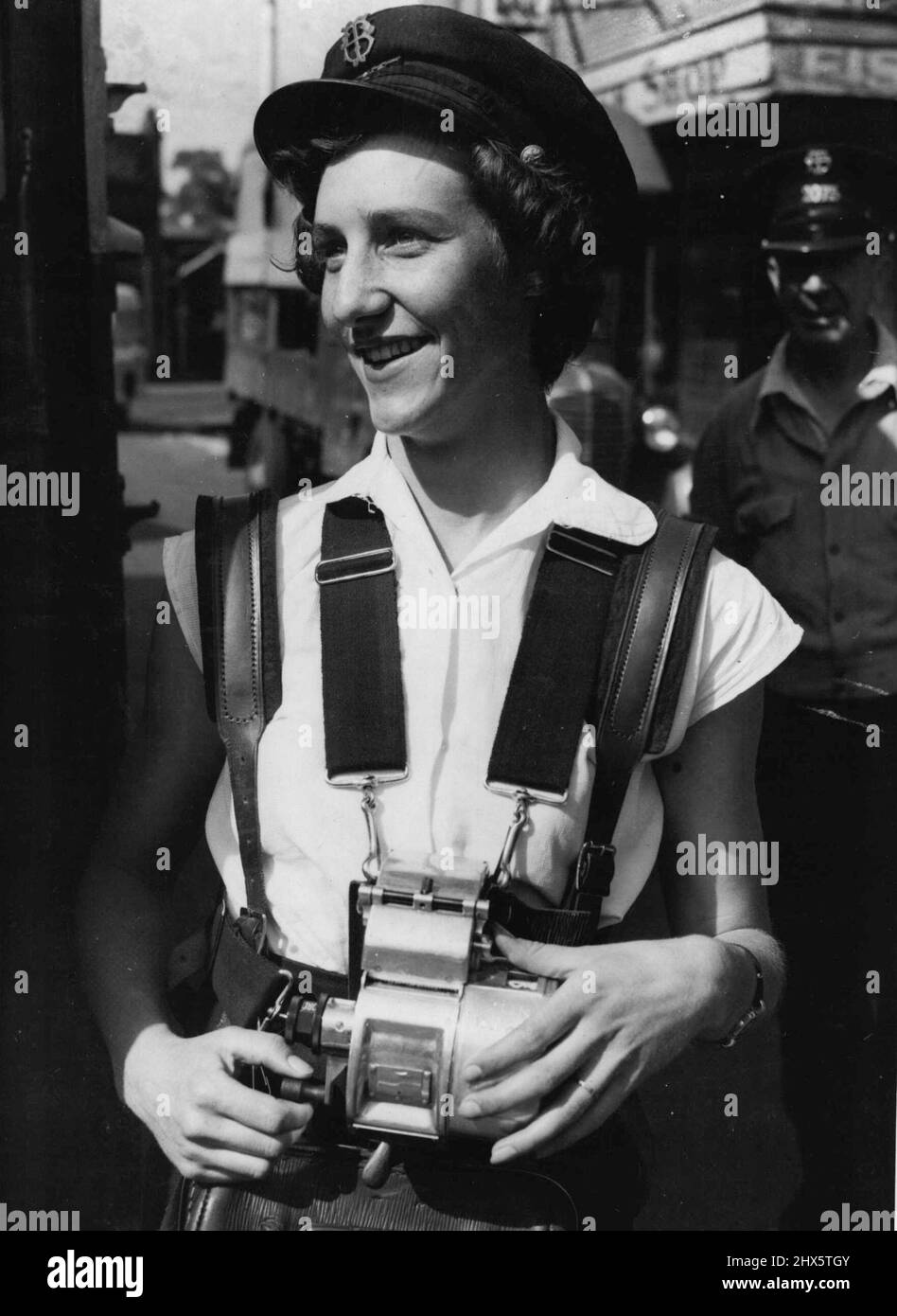 La Conductress Miss Nona Sharp, del deposito Footscray, indossa la nuova biglietteria Gibson, sulla quale il giro del tram del deposito ha emesso un ultimatum di 24 ore. Essi sostengono che le 6lb. Macchine sono troppo pesanti e sono clinicamente inadatti per le donne. Il lavoro si arresterà domani se le macchine non vengono ritirate. Febbraio 15, 1955. Foto Stock