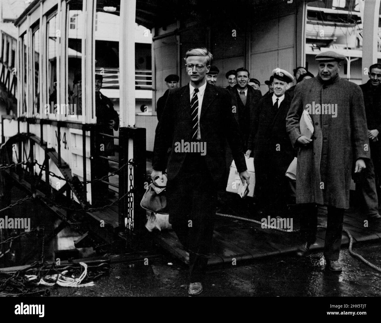 Sebastian Snow, 23 anni, viaggiò per la maggior parte della lunghezza di 3.500 miglia dell'Amazzonia su zattere fritte. Nessuno aveva tentato prima, disse. Ha affrontato i rischi di coccodrilli, nativi con frecce avvelenate, la febbre e la giungla. Come ha trovato il viaggio? Nel liner Hilary a Liverpool ieri, Sebastian, palpando nervosamente il suo vecchio legame Etoniano, disse: "Era piuttosto noioso, davvero. Non sono rimasto molto colpito." Dopo aver scoperto la fonte dell'Amazzonia a 18.000 metri di altezza nelle Anes, Sebastian, foto qui, ha fatto un viaggio di dieci mesi lungo il fiume, condividendo i pasti con cacciatori di testa. Wice, le zattere che fece erano Foto Stock