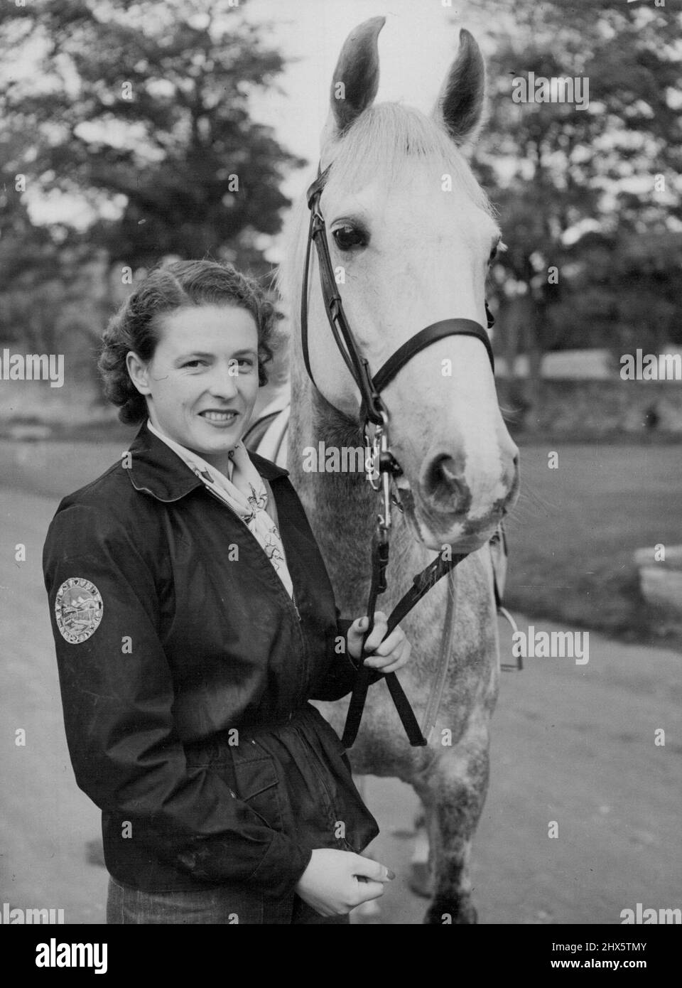 In collaborazione con gli Stati Uniti -- combinazione quasi imbattibile - il jumper donna n° 1 della Gran Bretagna Pat Smythe e il suo mare grigio, Tosca, a breve partenza con la squadra britannica per New York in un tour dell'America e del Canada. Per venti dei suoi ventiquattro anni, Pat è stato a cavallo - ora, secondo il Lieutenant-colonnello Harry Llewellyn, è la 'migliore donna show - jumping rider nel mondo'. Oltre alle sue attività nell'anello dello spettacolo, gestisce una guest house a Miserden, vicino Stroud, Gloucestershire (dove è stata fatta questa foto). Ottobre 3, 1953. Foto Stock