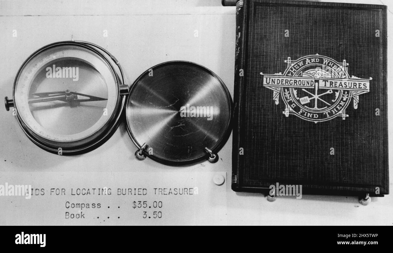 Ausili per localizzare il tesoro sepolto - Bussola.. $35,00, Prenota.. 3,50. 'Tesori sotterranei, come e dove trovarli.' Questo libro punta alle ricchezze. La vittima riceve molto lavoro e blistered le mani ma nessun lucro. Le autorità hanno trovato bussola inutile e libro di istruzioni infantile. Novembre 16, 1940. (Foto di International News Photo). Foto Stock