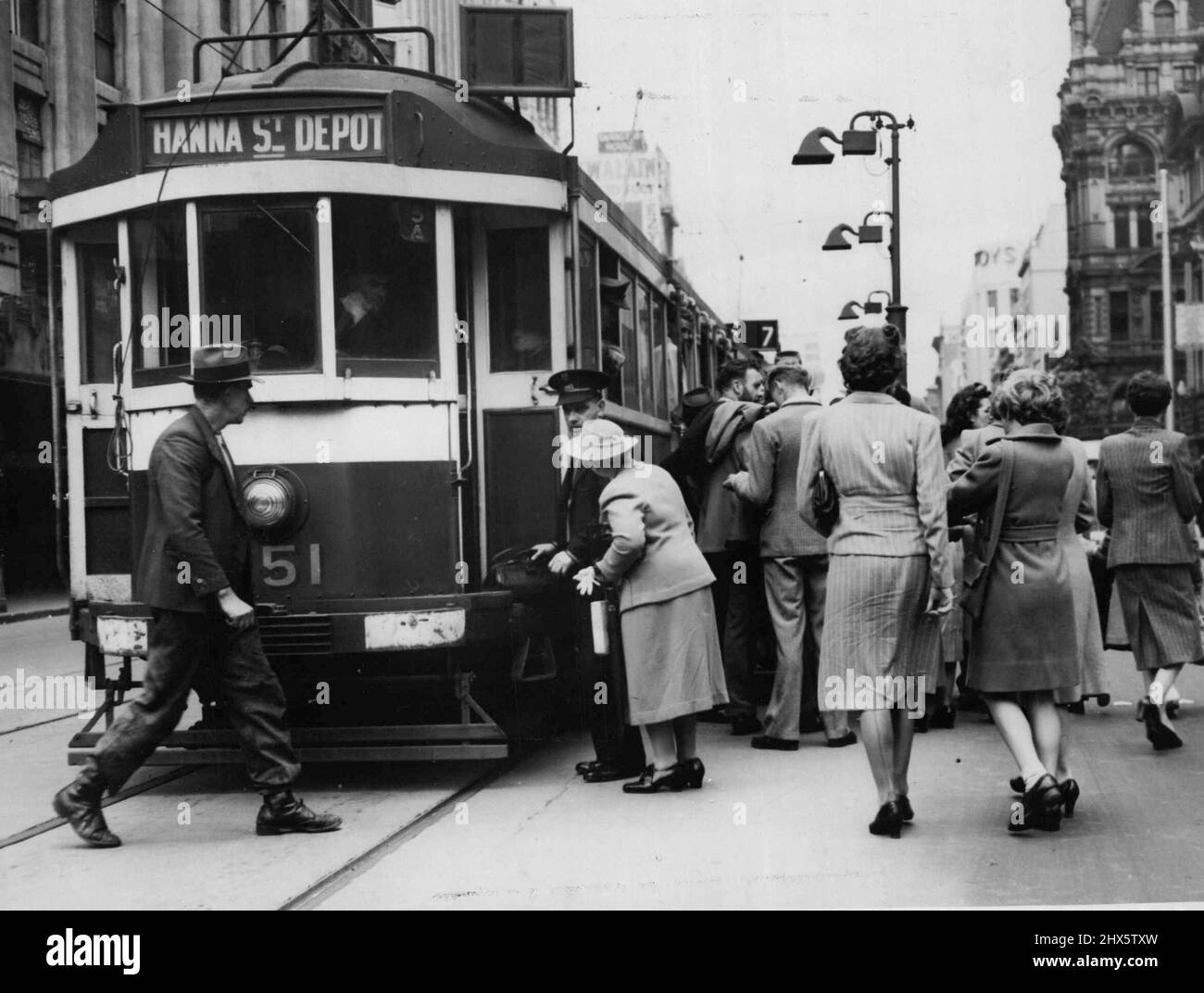 Tram tenere in mano a Dwanston St City. Tram Melb. Maggio 02, 1946. Foto Stock