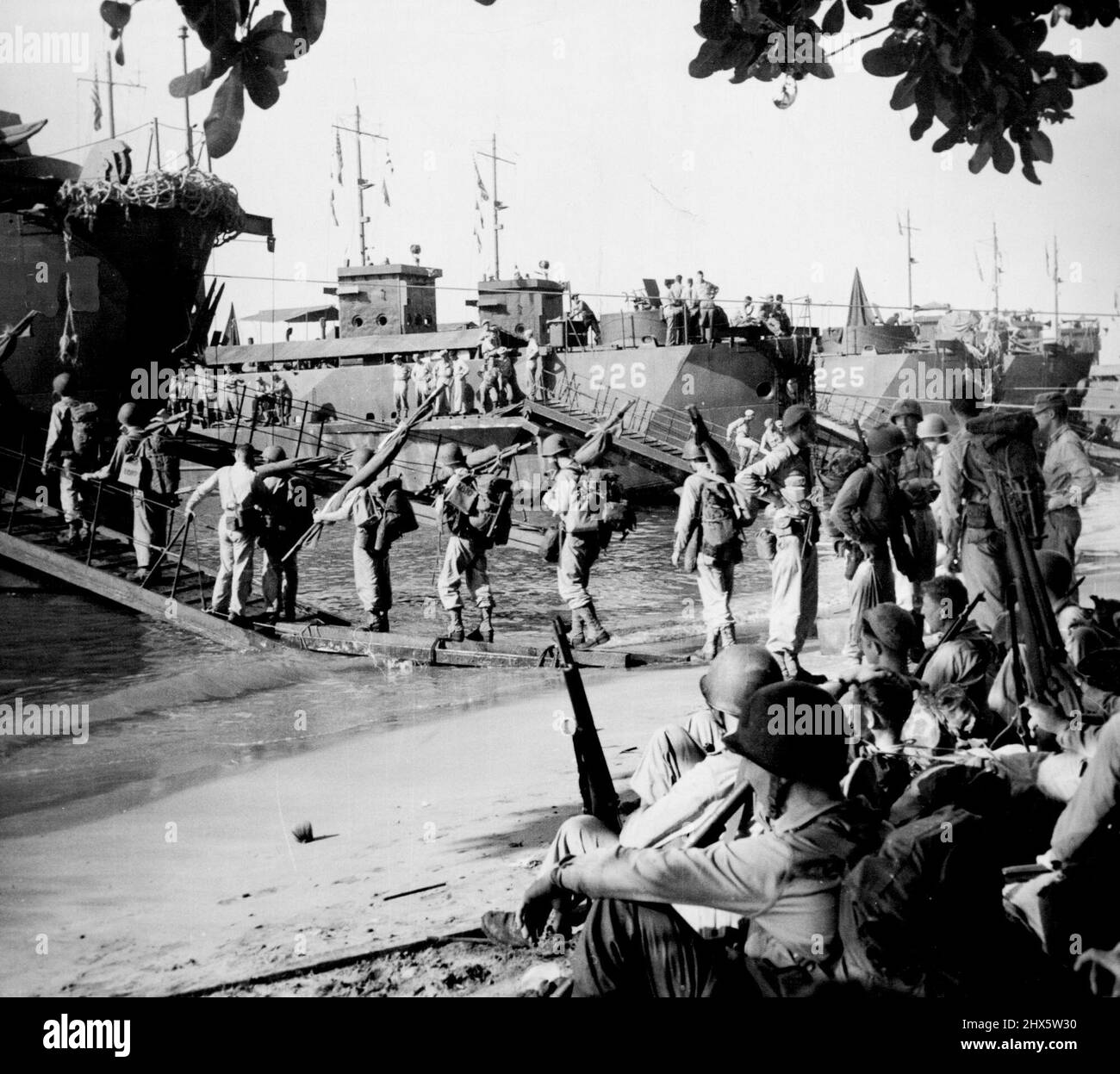 Truppe americane imbarcarsi per l'attacco ai giapponesi Hollandia detenuto in Nuova Guinea olandese. Marzo 8, 1944. Foto Stock