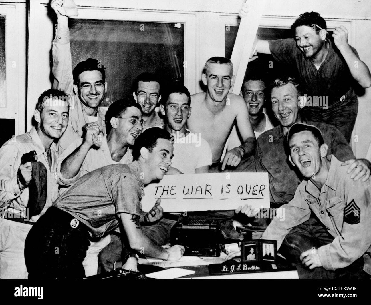 GIS Cheer Japan's Peace Bid -- servitenieri giubilanti presso la sede centrale di Cincpac Advance su Guam Cheer mentre ascoltano l'annuncio radiofonico dell'offerta di pace del Giappone secondo i termini della dichiarazione di Potsdam. La notizia ha raggiunto gli uomini nella zona del Pacifico centrale alle 10:18 del 10 agosto. Da sinistra a destra sono: PFC William Thompson, AUS, Richmond, Va.; T/5 Carl Gurtcheff, AUS, Philadelphia, Pa., CPL. VIC Colucci, AUS, Brooklyn, N.Y; Arthur Ryding, Phom 2/c, USNR, di Lawrence, Massachusetts; Clifford Martin, PhoM 2/c Foto Stock