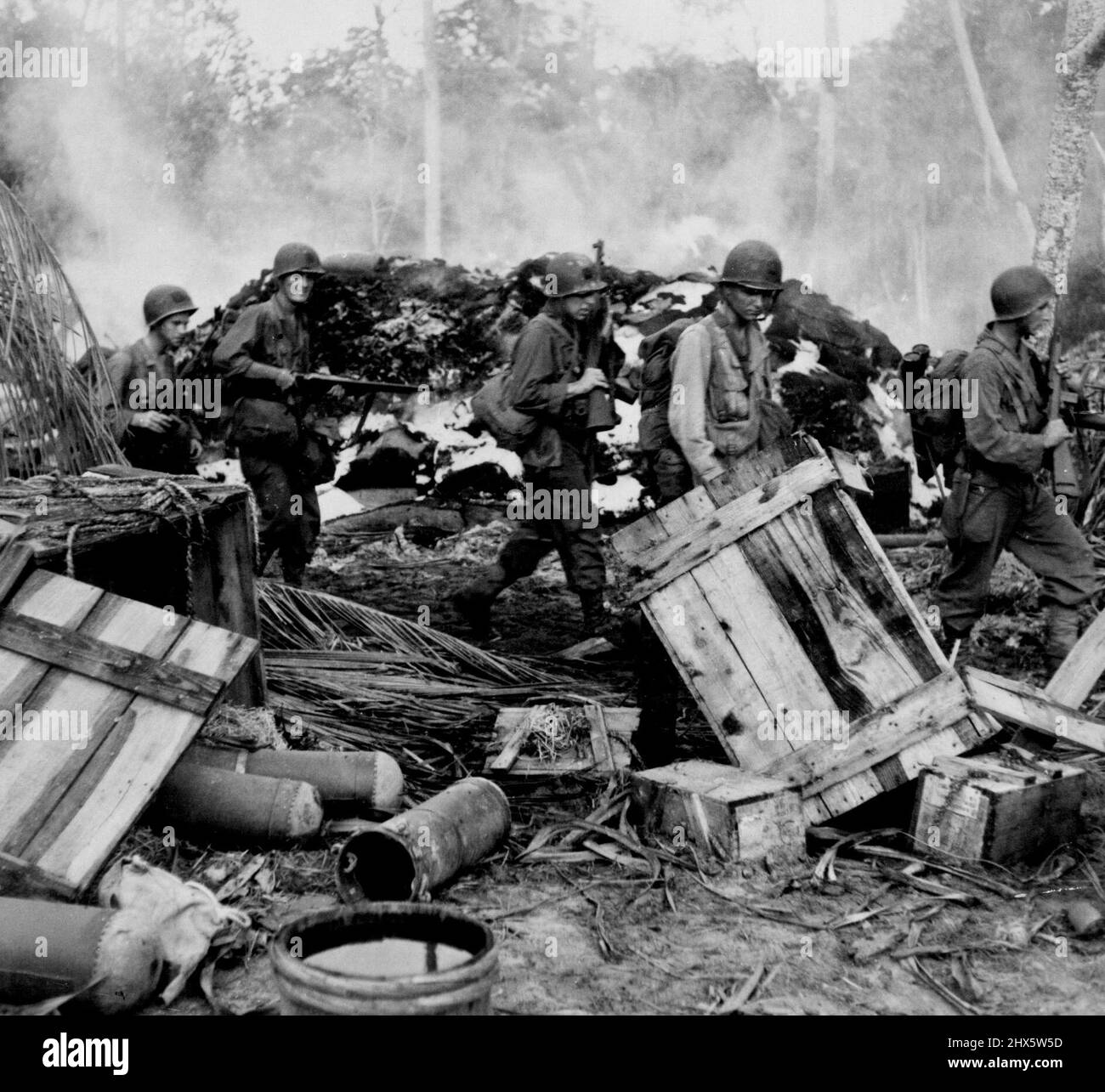 Passato il wreakage delle installazioni giapponesi rovinate i soldati americani durante l'attacco riuscito ai giapponesi ha tenuto Hollandia Nuova Guinea olandese. Aprile 25, 1944. Foto Stock