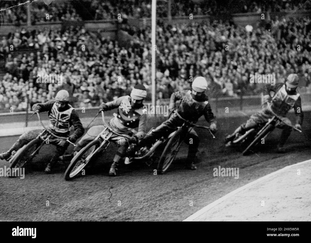 L'Australia vince la prova di circuito: Una lotta per la testa su una curva. Da sinistra a destra ci sono Alan Hunt (Inghilterra), Merv Harding (Australia) e Bert Roger (Inghilterra). L'Australia ha battuto l'Inghilterra 56-52 nella prova di circuito a Wemy, Londra, la notte scorsa. L’Inghilterra è ora due in giù. Giugno 27, 1952. (Foto di Paul Popper Ltd.). Foto Stock