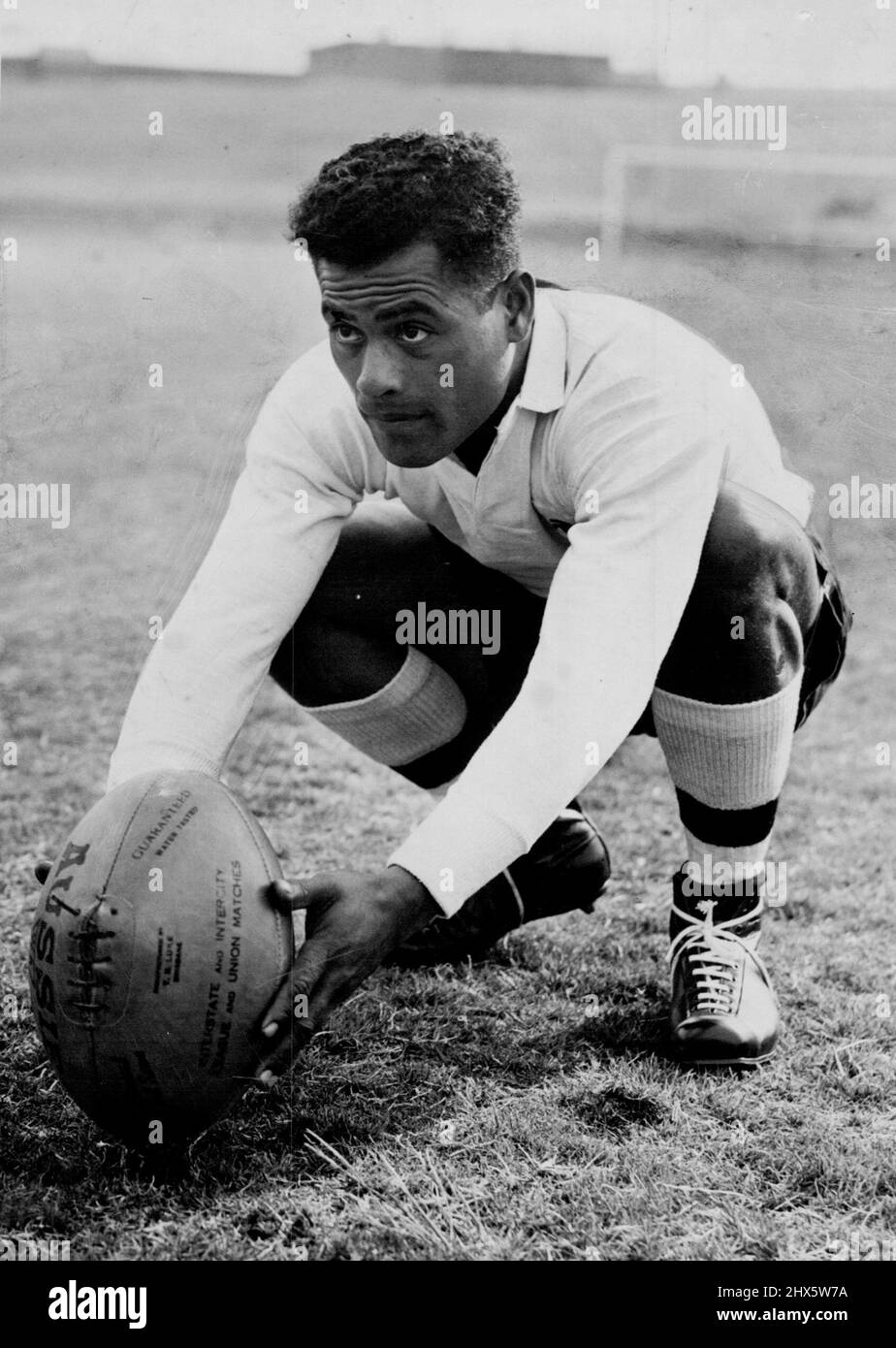Sullasi Vatubua si allinea al traguardo mentre si pratica con il team Fijian Rugby Union. È uno dei mezzi della partita di oggi a North Sydney. Luglio 05, 1952. Foto Stock